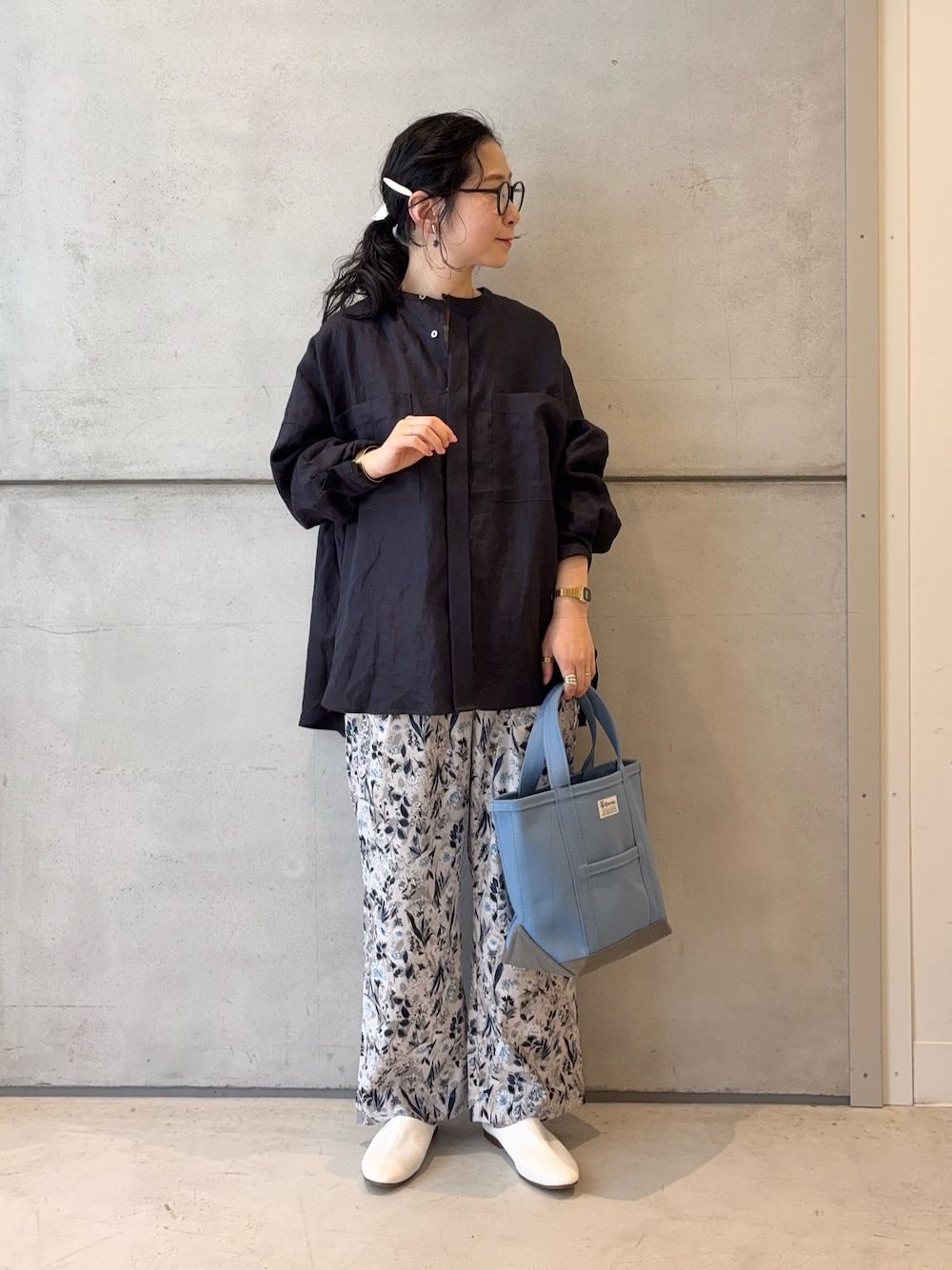 グレー系のその他パンツ、ホワイト系のその他シューズ、ブルー系のシャツ/ブラウスを着用したレディースの春コーディネートの1枚目の写真