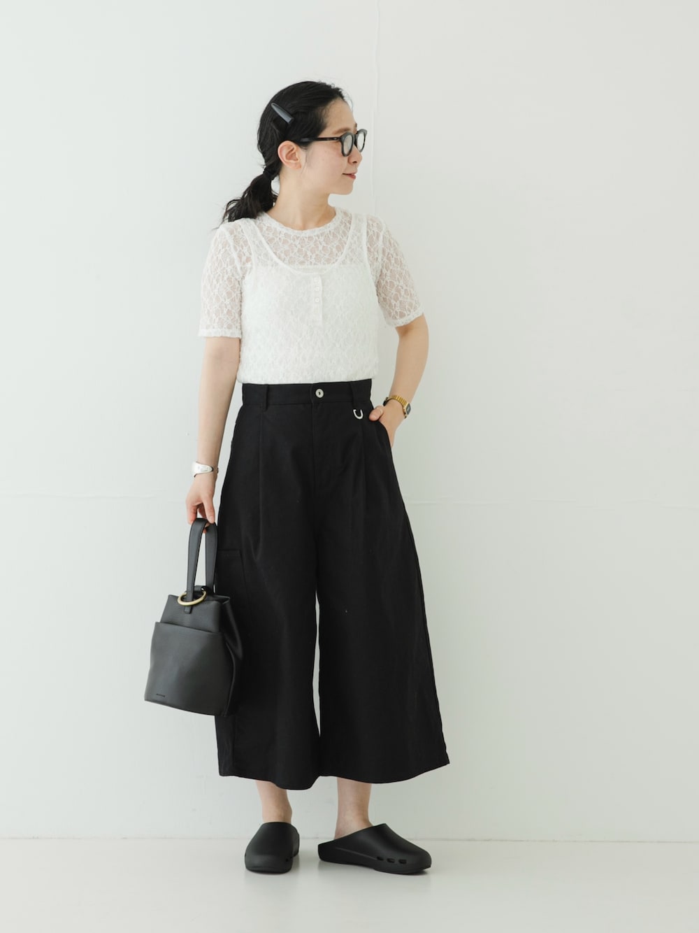 ホワイト系のタンクトップ、ホワイト系のTシャツ/カットソー、ブラック系のその他パンツを着用したレディースの夏コーディネートの1枚目の写真