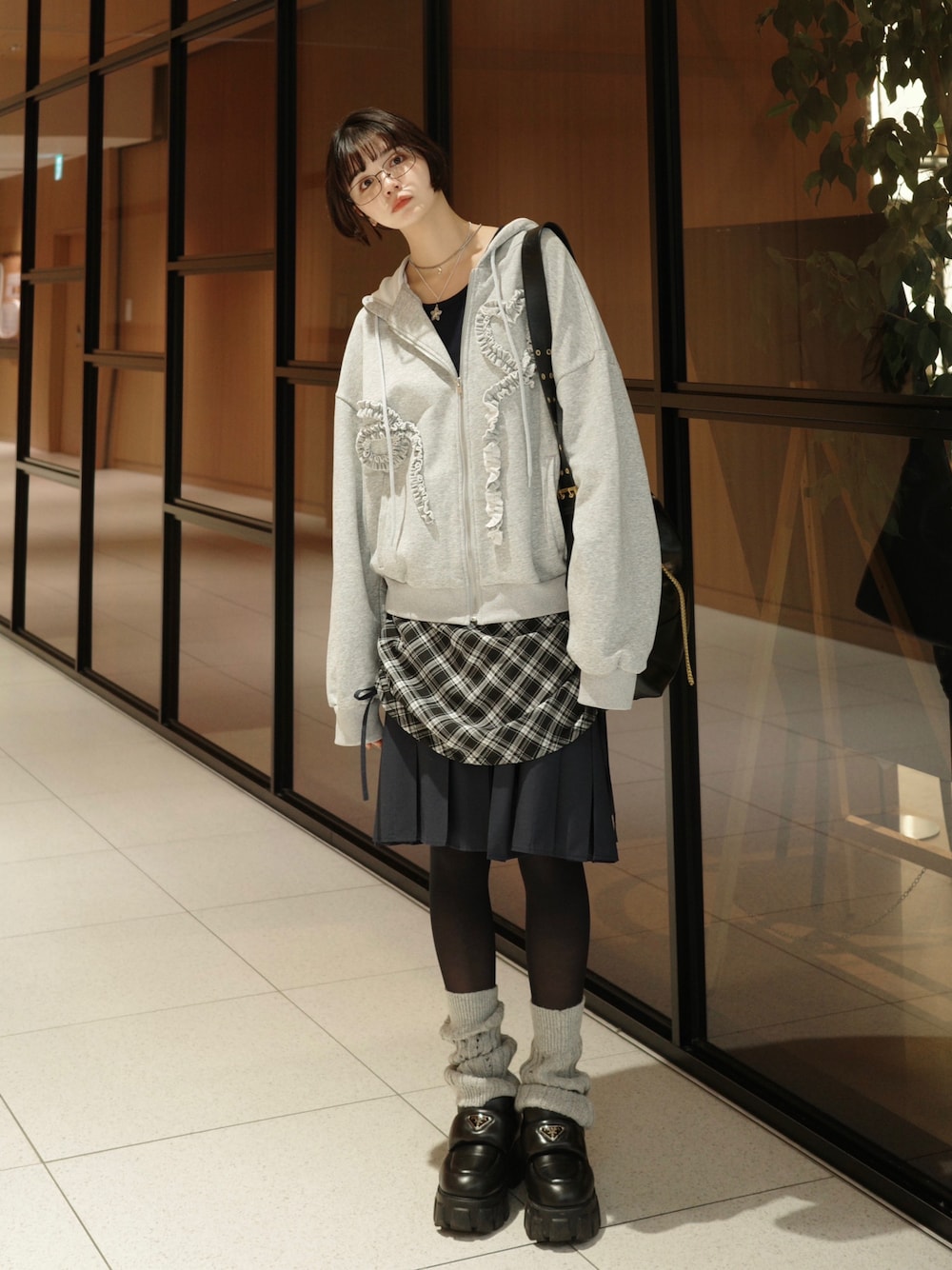 村田倫子さんの「drawstring check pleats skirt / サイドドロストチェックスカート（idem）」を使ったコーディネートの1枚目の写真