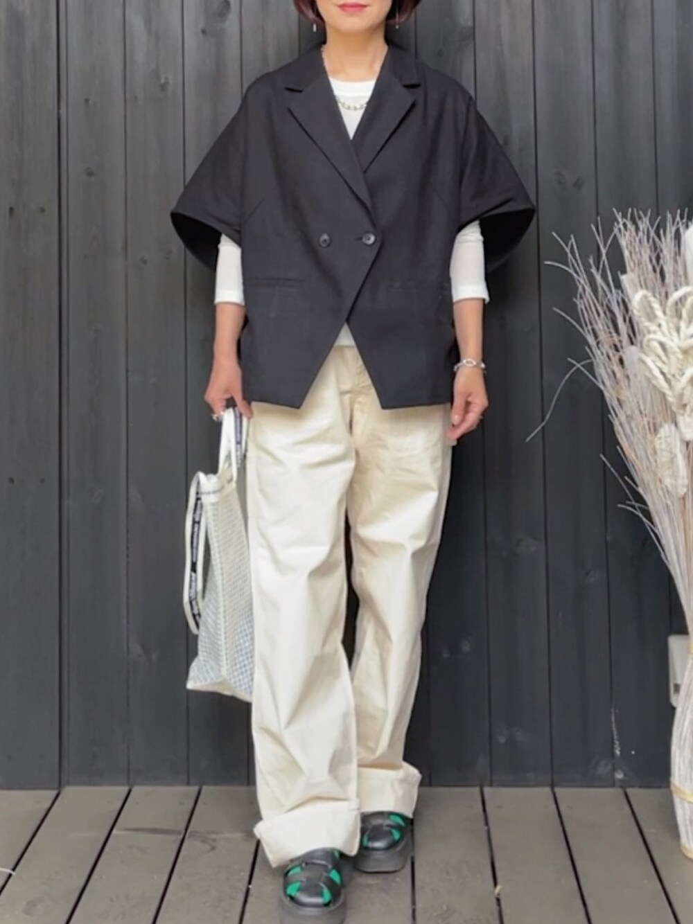 ブラック系のテーラードジャケット、ホワイト系のTシャツ/カットソー、ホワイト系のデニムパンツを着用したレディースの春コーディネートの1枚目の写真