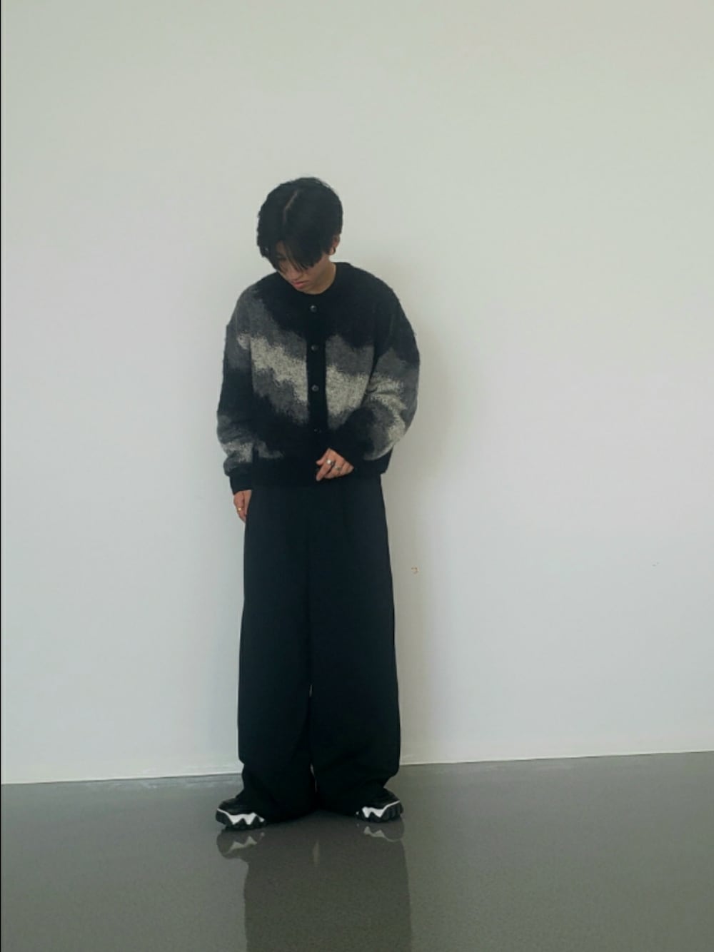 Kou-さんの「Two tuck wide straight stripe slacks / ２タックワイドストレートストライプスラックス（SINSS）」を使ったコーディネートの1枚目の写真