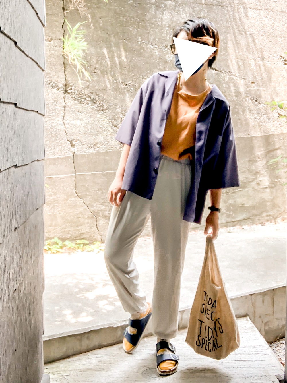 ブラック系のその他トップス、オレンジ系のTシャツ/カットソー、ブルー系のシャツ/ブラウスを着用したレディースの夏コーディネートの1枚目の写真