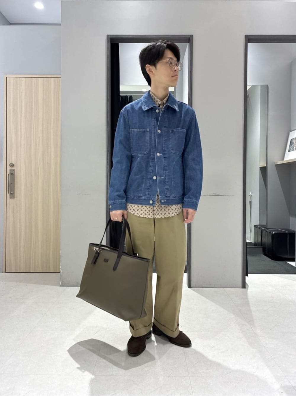 ブルー系のニット/セーター、ブラウン系のドレスシューズ、ブラック系のニット/セーターを着用したメンズの冬コーディネートの1枚目の写真