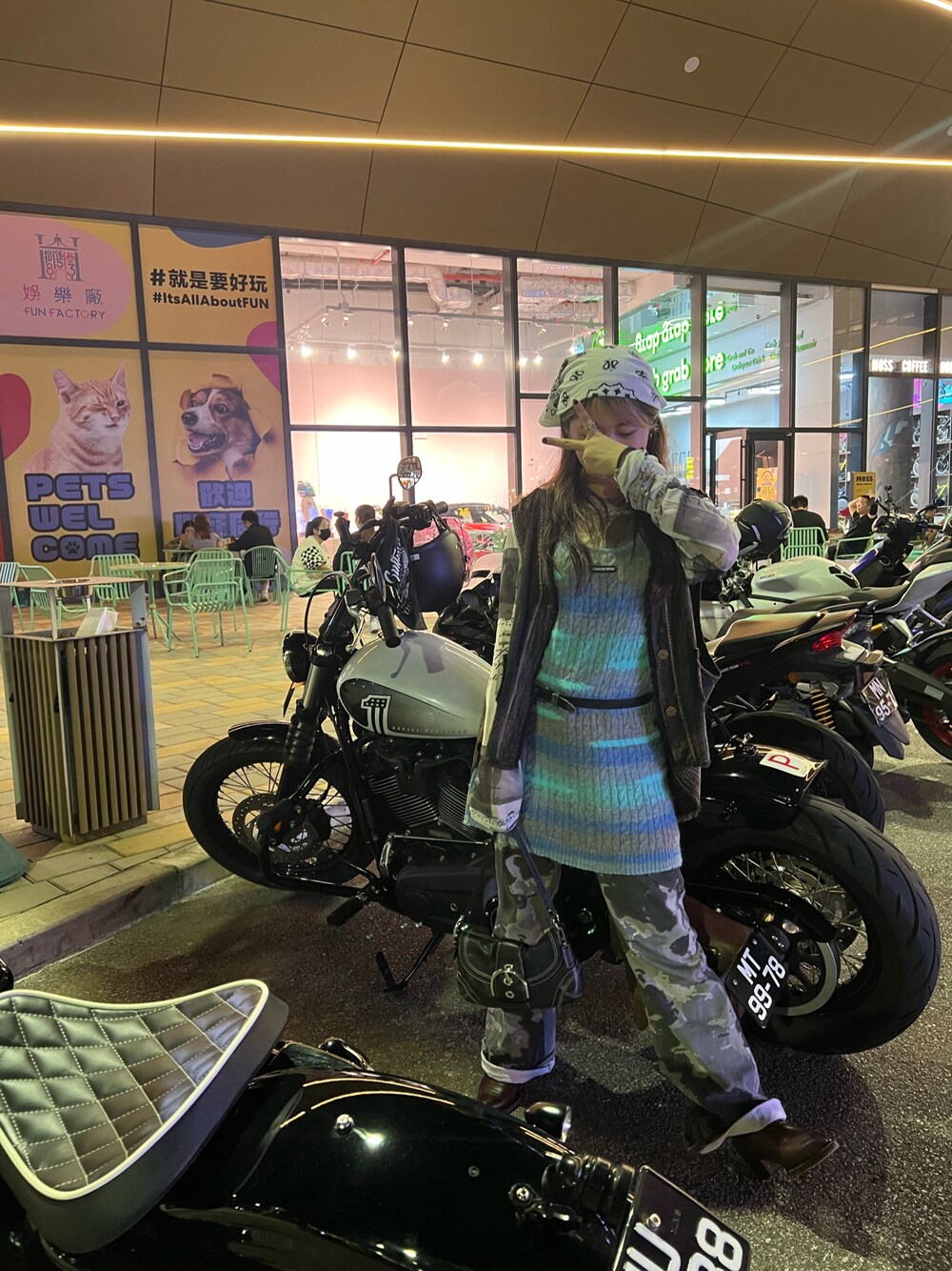 ブルー系のワンピース/ドレス、ブラック系のトートバッグ、グレー系のパンツを着用したレディースの秋コーディネートの1枚目の写真