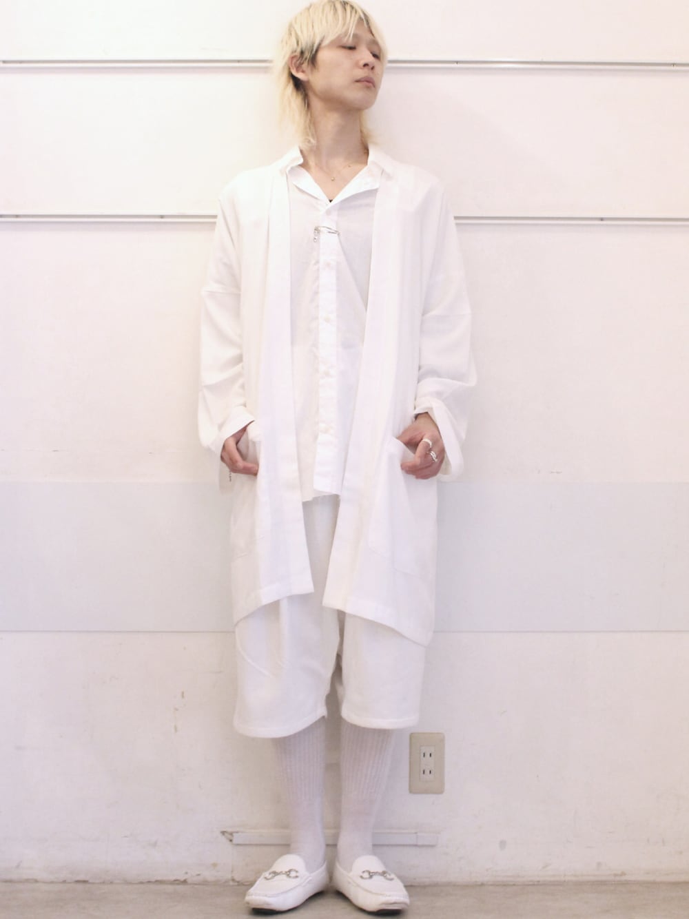 ホワイト系のカーディガン/ボレロ、ホワイト系のシャツ/ブラウス、ホワイト系のその他パンツを着用したメンズの春コーディネートの1枚目の写真