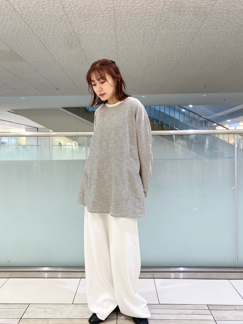 ホワイト系のTシャツ/カットソー、ホワイト系のスウェットパンツを着用したレディースの秋コーディネートの1枚目の写真