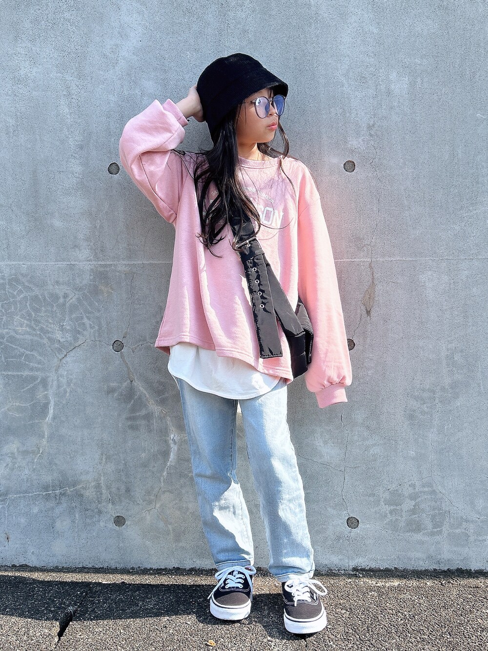 ピンク系のスウェット、ホワイト系のTシャツ/カットソー、ブラック系のショルダーバッグを着用したキッズの春コーディネートの1枚目の写真