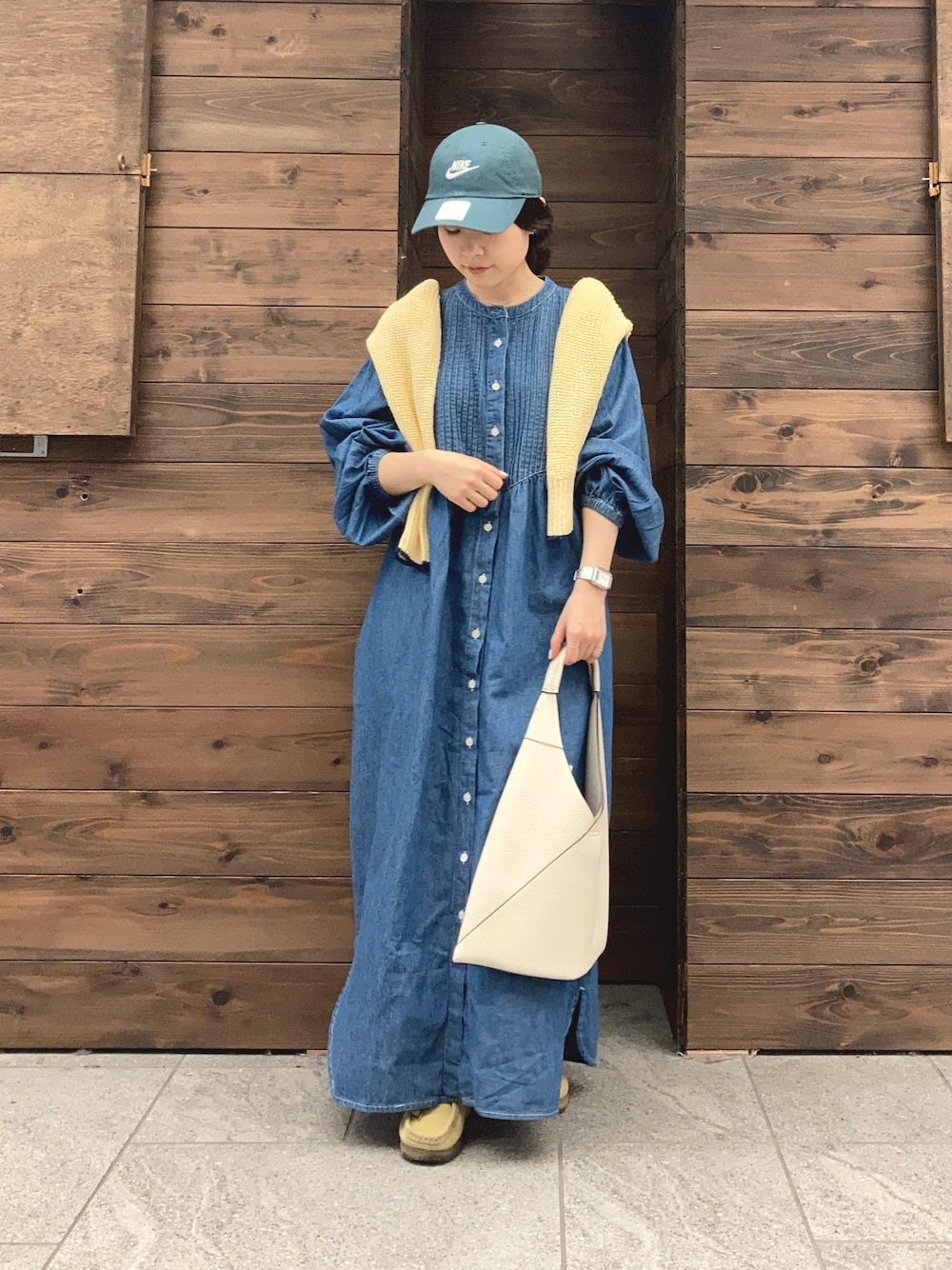 アコさんの「ヨークピンタックデニムシャツワンピース（URBAN RESEARCH Sonny Label）」を使ったコーディネートの1枚目の写真