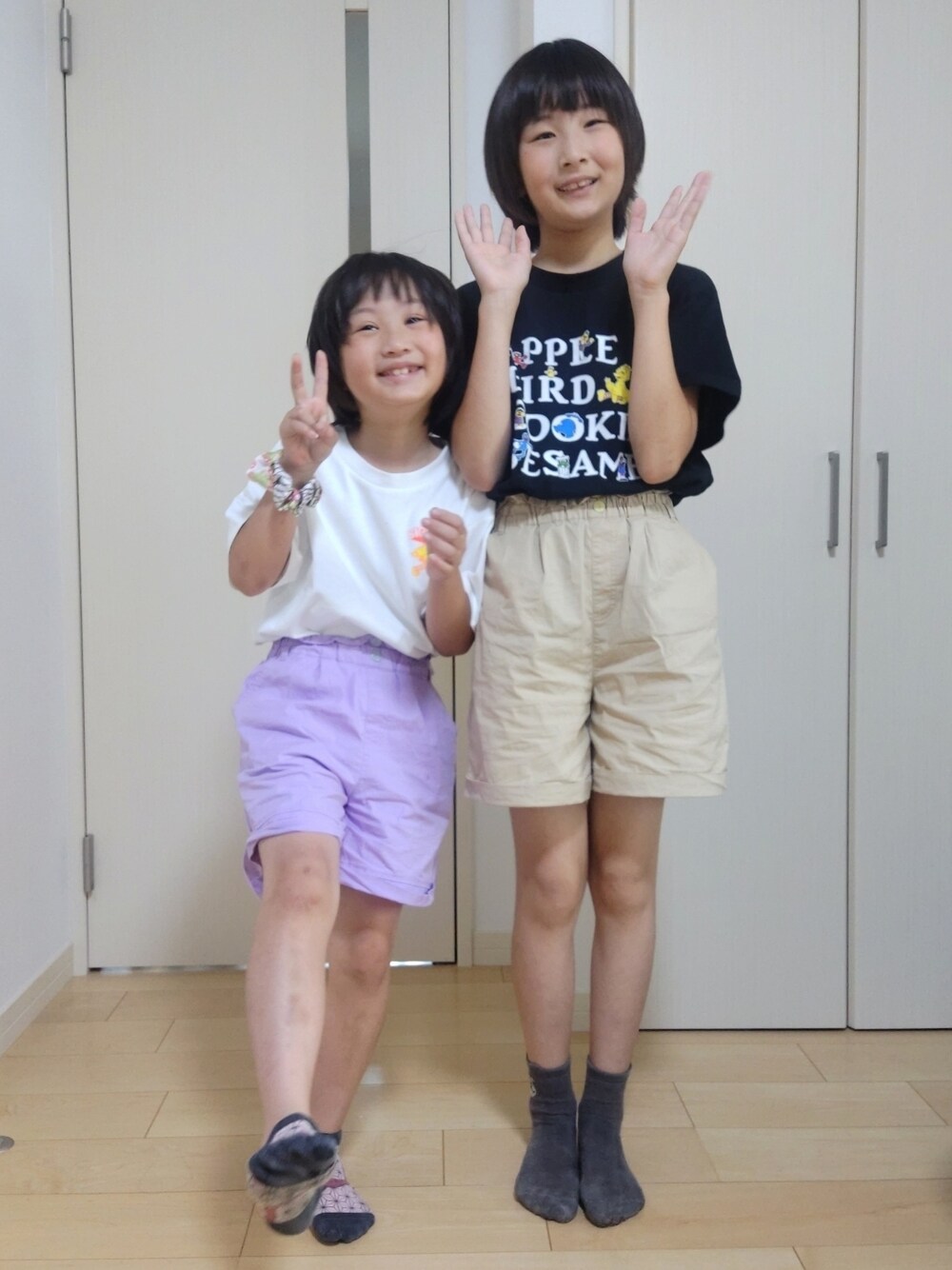 ホワイト系のTシャツ/カットソー、ブラック系のTシャツ/カットソー、パープル系のその他パンツを着用したキッズの夏コーディネートの1枚目の写真
