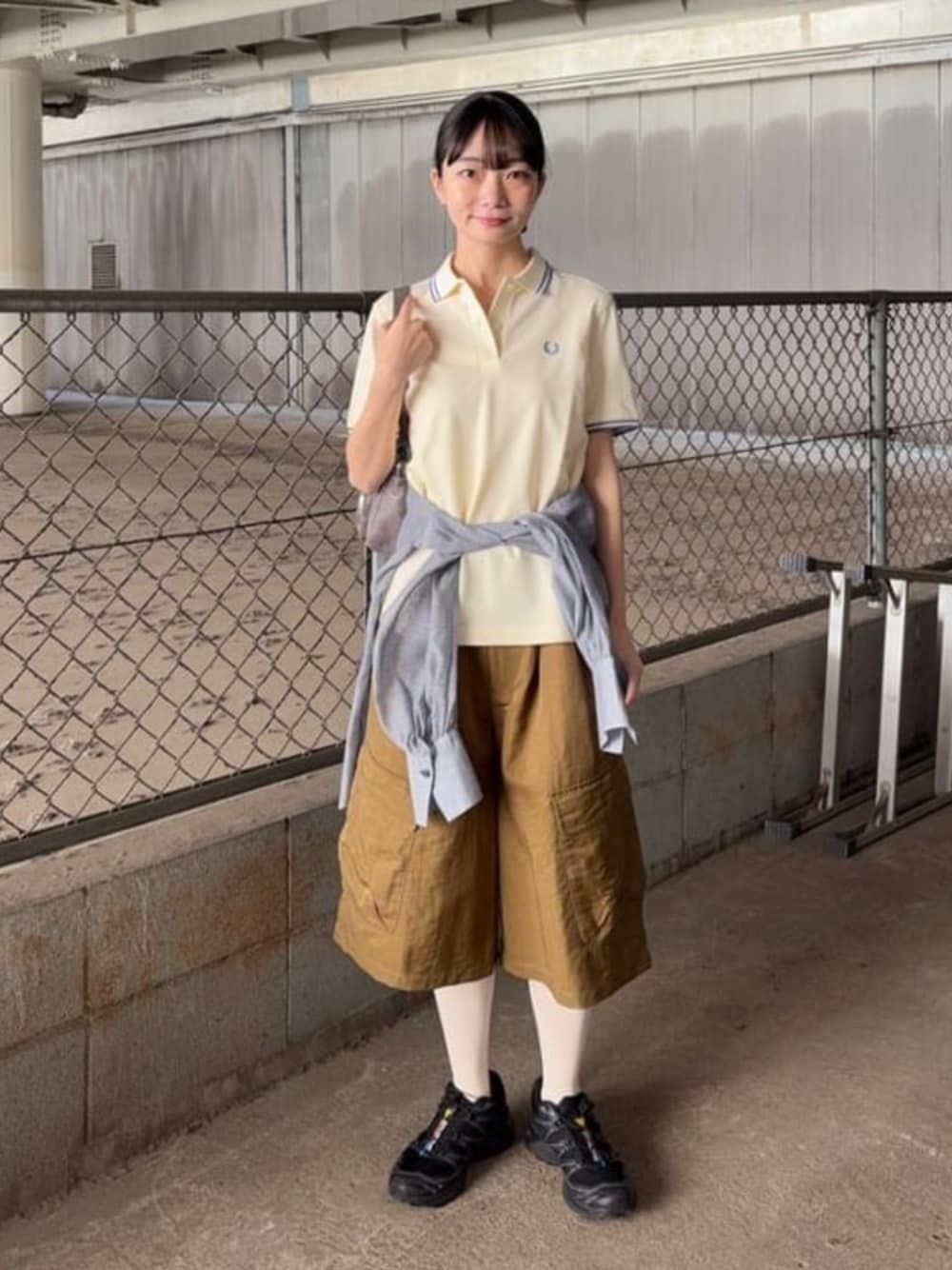 その他のシャツ/ブラウス、ホワイト系のポロシャツ、グリーン系のカーゴパンツを着用したレディースの春コーディネートの1枚目の写真