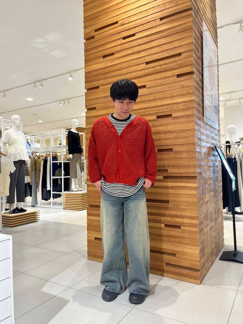 0715tarorinさんの「『ユニセックス』シアーVネックカーディガン（SENSE OF PLACE by URBAN RESEARCH）」を使ったコーディネートの1枚目の写真