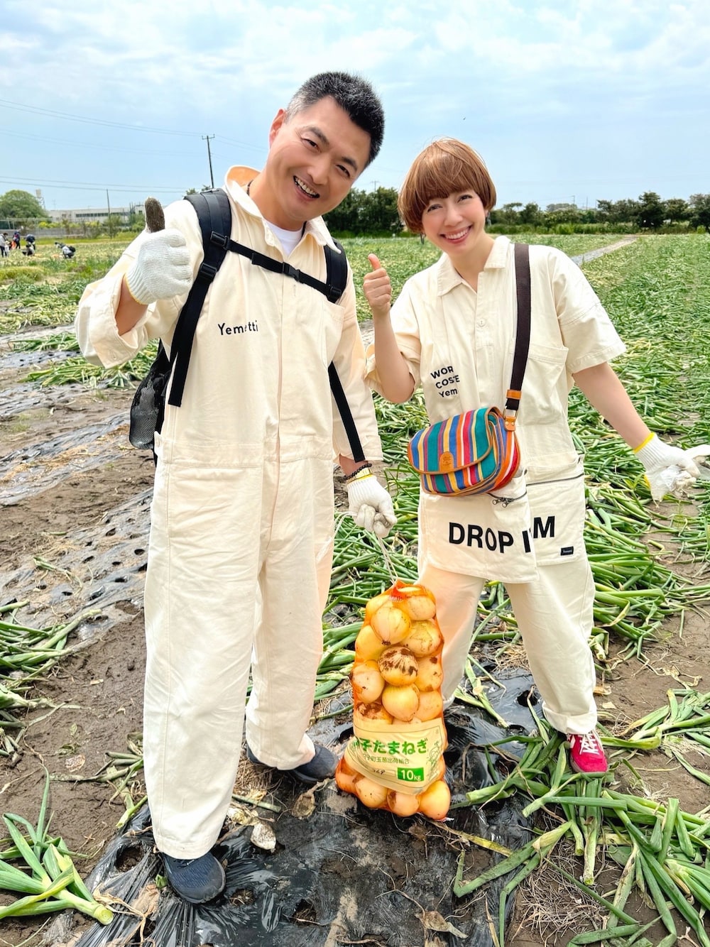 ベージュ系のつなぎ/オールインワン、ホワイト系のペットウェア、ベージュ系のその他を着用したレディースの春コーディネートの1枚目の写真