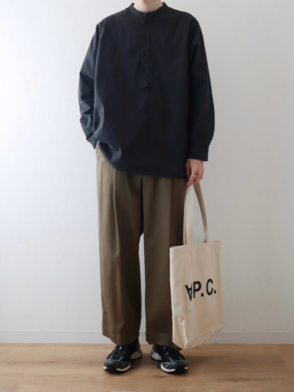 kitsuneさんの「band collar over bosom shirt（RYU）」を使ったコーディネートの1枚目の写真