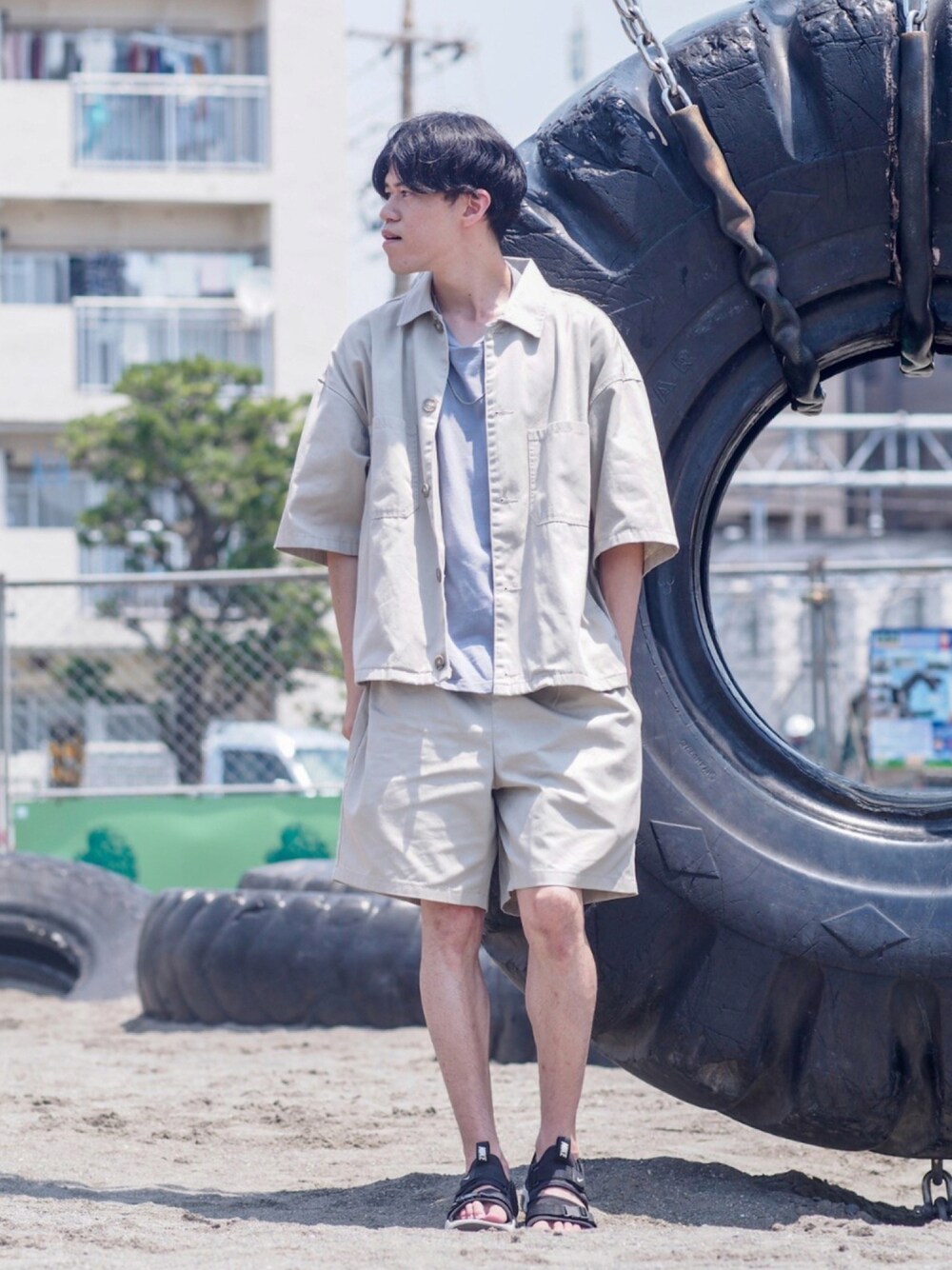 ブルー系のTシャツ/カットソー、ベージュ系のシャツ/ブラウス、ベージュ系のチノパンツを着用したメンズの夏コーディネートの1枚目の写真