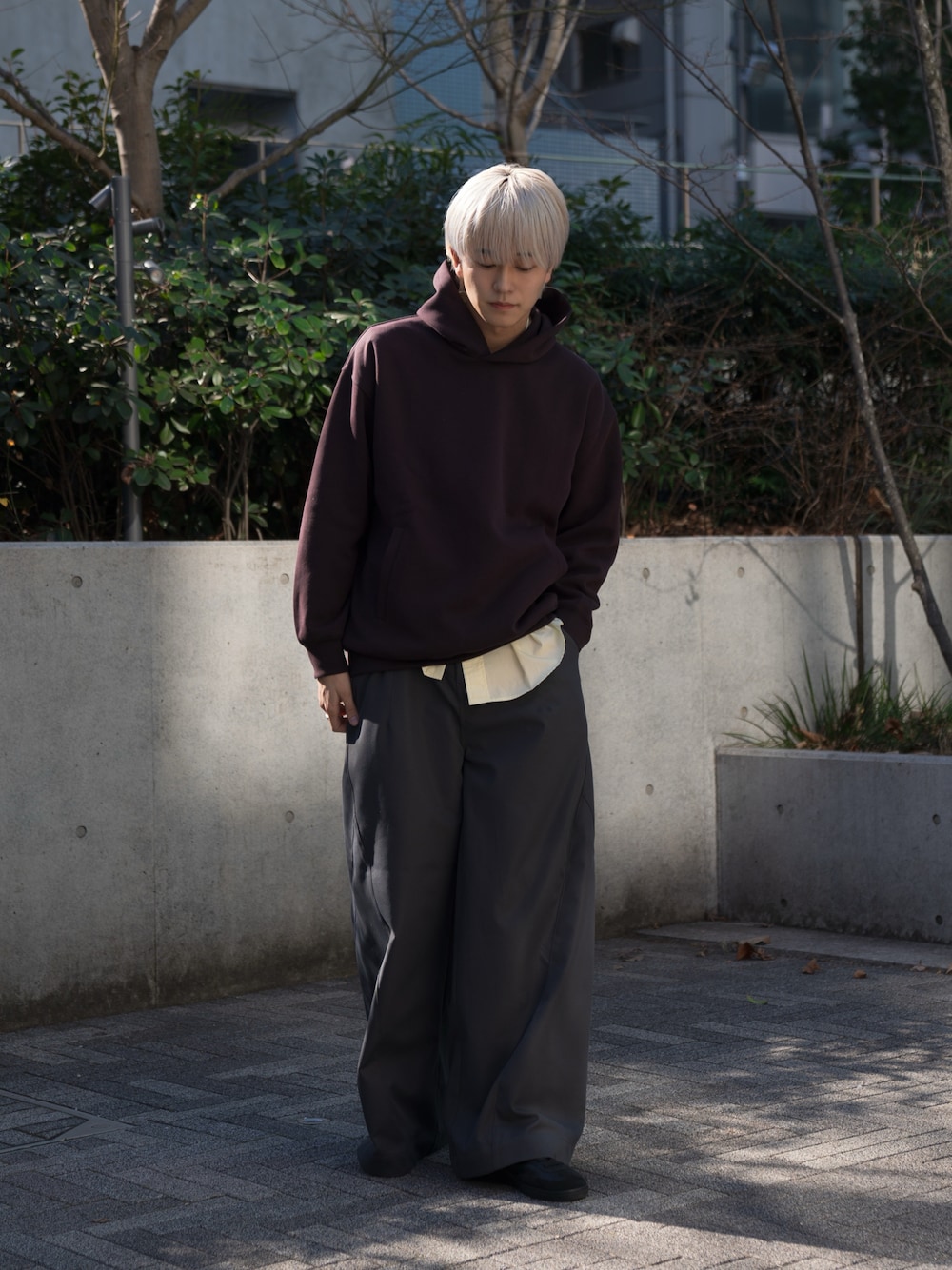 KAIさんの「super wide baggy polyester slacks / スーパーワイドバギーポリエステルスラックス（Camphor wood）」を使ったコーディネートの1枚目の写真