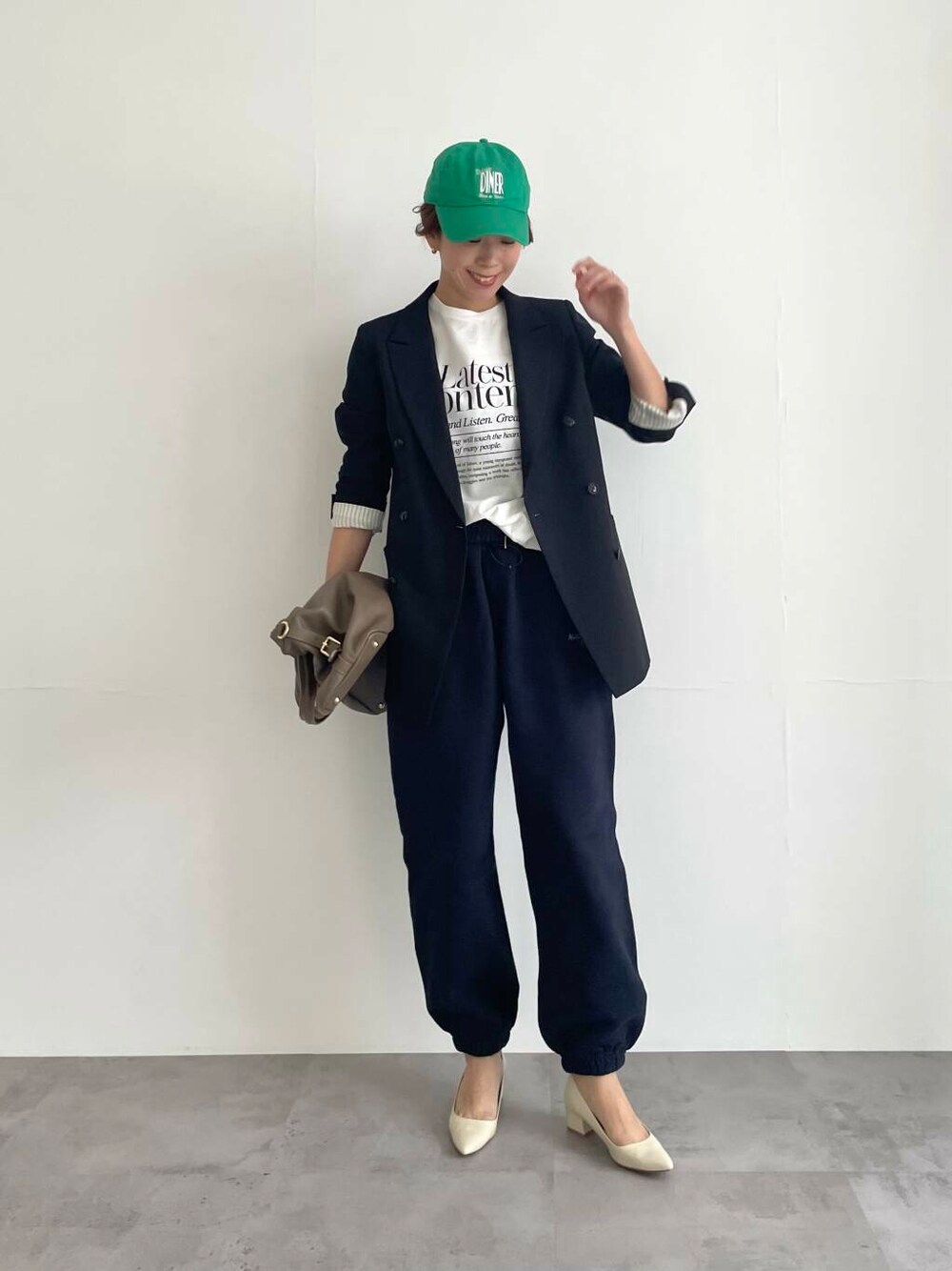 ブルー系のその他パンツ、ベージュ系のボストンバッグ、ブラック系のその他アウターを着用したレディースの冬コーディネートの1枚目の写真