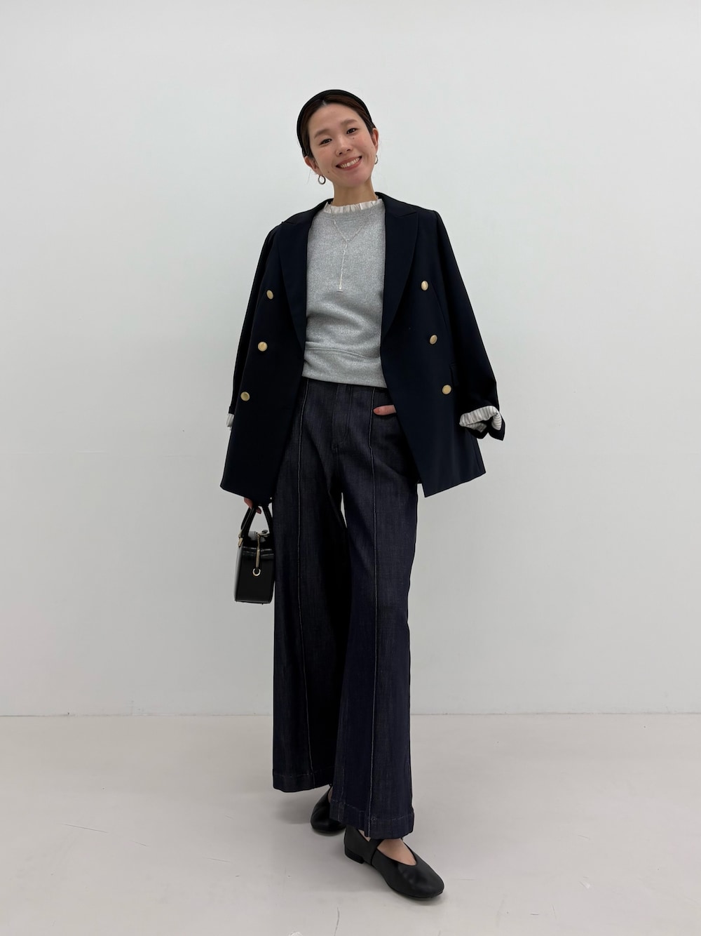 ブルー系のその他アウター、グレー系のスウェット、ホワイト系のTシャツ/カットソーを着用したレディースの冬コーディネートの1枚目の写真