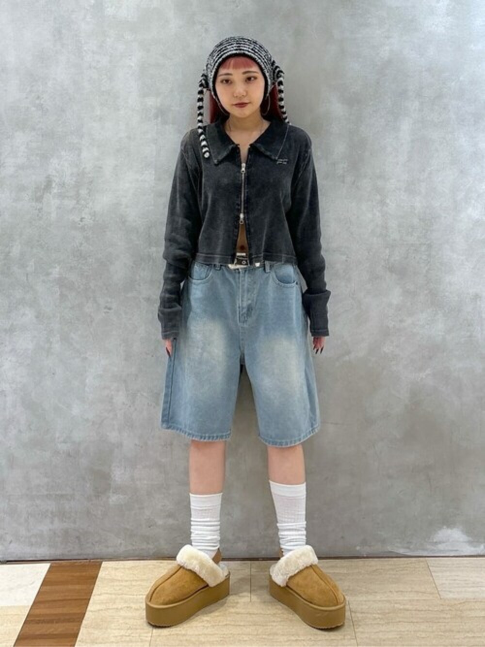 ブラック系のTシャツ/カットソー、ブルー系のデニムパンツ、ベージュ系のスリッポンを着用したレディースの秋コーディネートの1枚目の写真