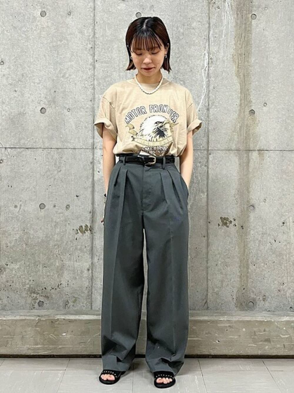ベージュ系のTシャツ/カットソー、グレー系のその他パンツ、ブラック系のサンダルを着用したレディースの夏コーディネートの1枚目の写真