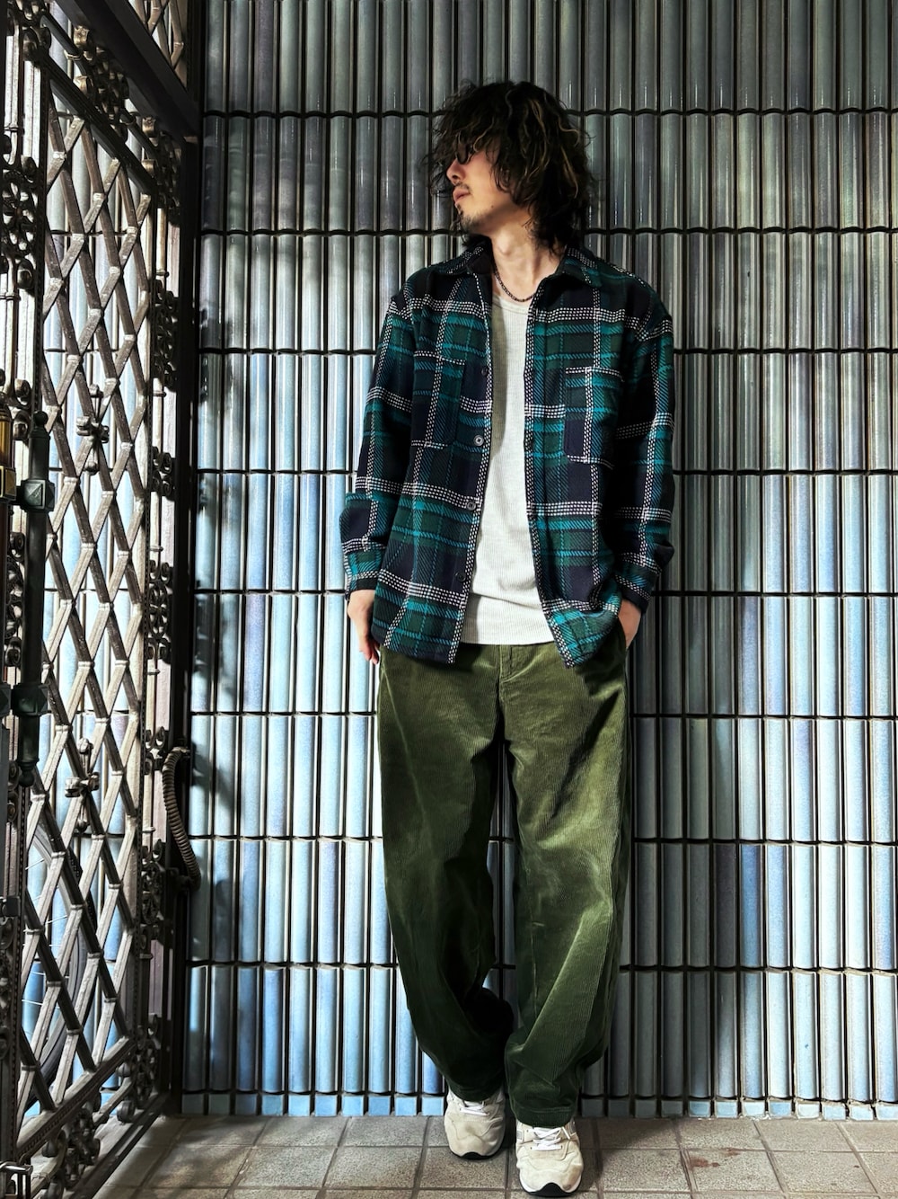 ベージュ系のTシャツ/カットソー、グレー系のスニーカー、グリーン系のシャツ/ブラウスを着用したメンズの春コーディネートの1枚目の写真