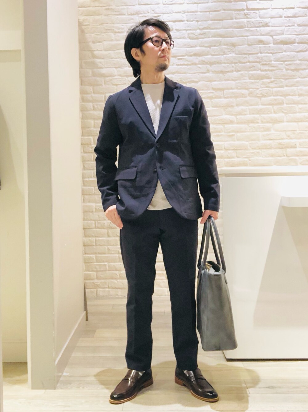 ブルー系のテーラードジャケット、ブルー系のセットアップ、ベージュ系のTシャツ/カットソーを着用したメンズの秋コーディネートの1枚目の写真