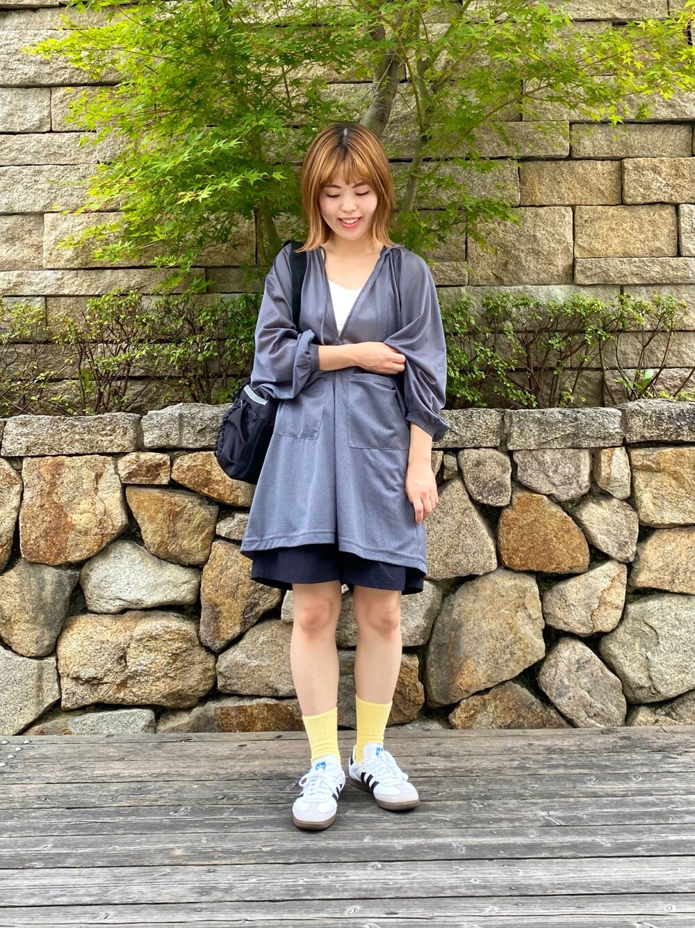 ブラック系のその他パンツ、ホワイト系のキャミソール、ブラック系のショルダーバッグを着用したレディースの夏コーディネートの1枚目の写真