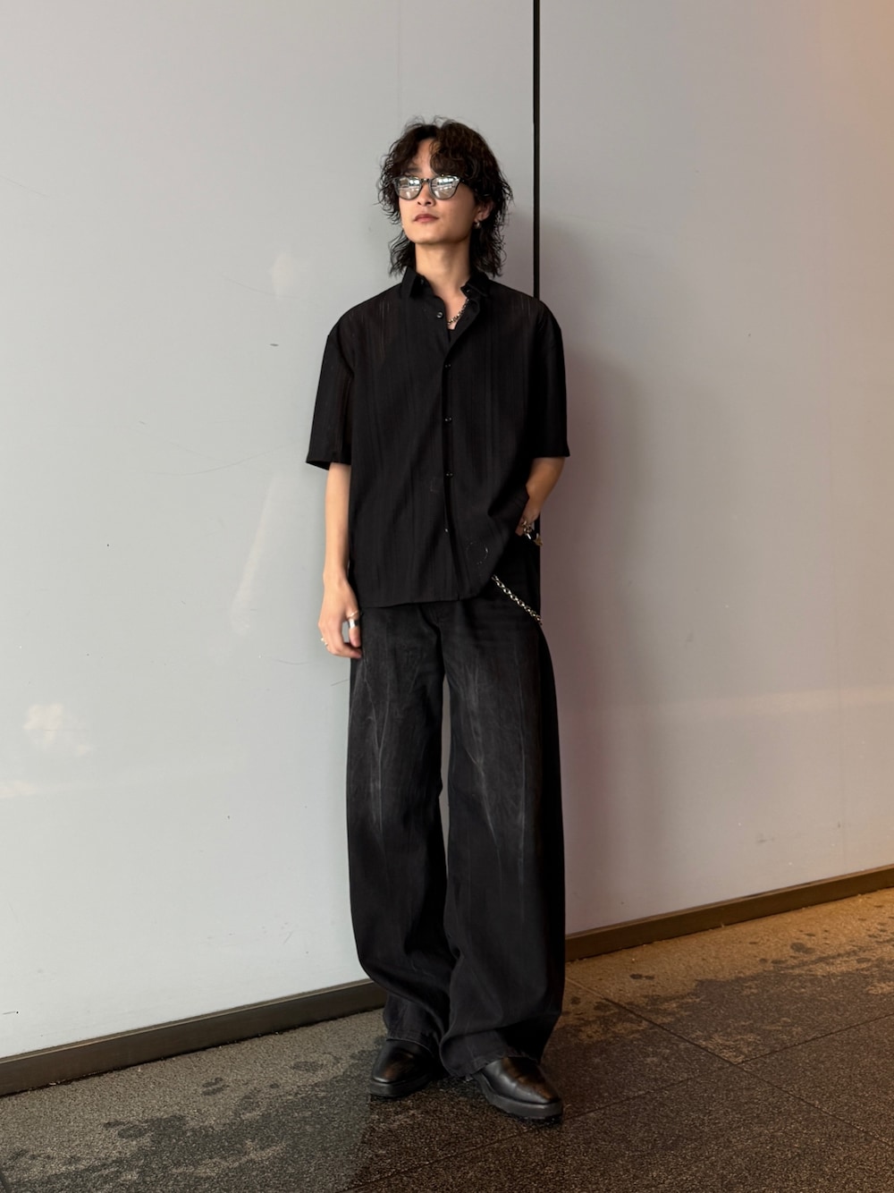 ブラック系のデニムパンツ、ブラック系のシャツ/ブラウス、シルバー系のウォレットチェーンを着用したメンズの春コーディネートの1枚目の写真