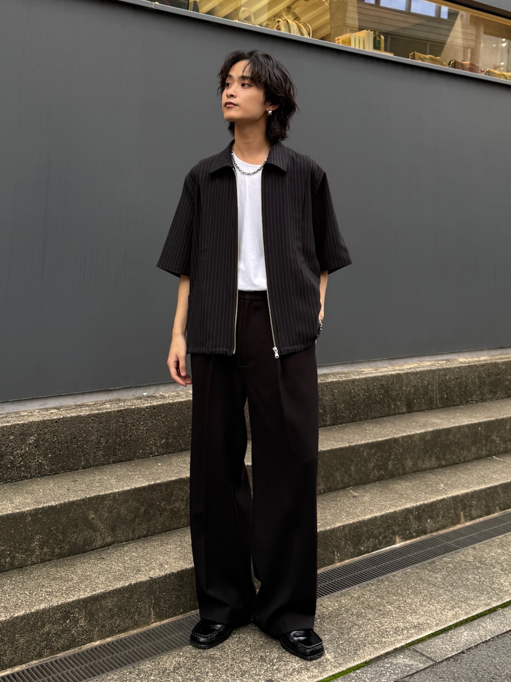 ブラック系のシャツ/ブラウス、ホワイト系のタンクトップ、ブラック系のその他パンツを着用したメンズの夏コーディネートの1枚目の写真