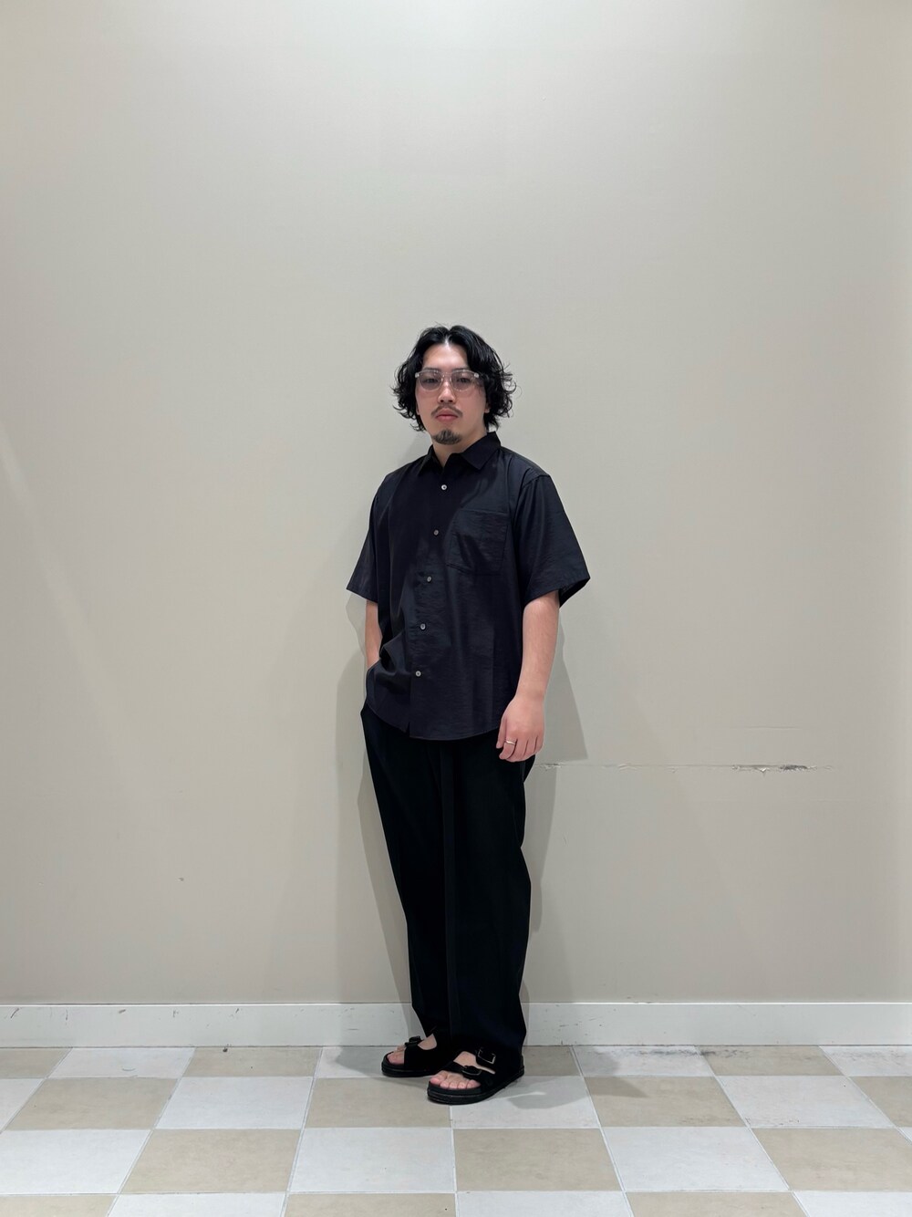 ブラック系のシャツ/ブラウス、ブラック系のその他パンツ、その他のサングラスを着用したメンズの春コーディネートの1枚目の写真