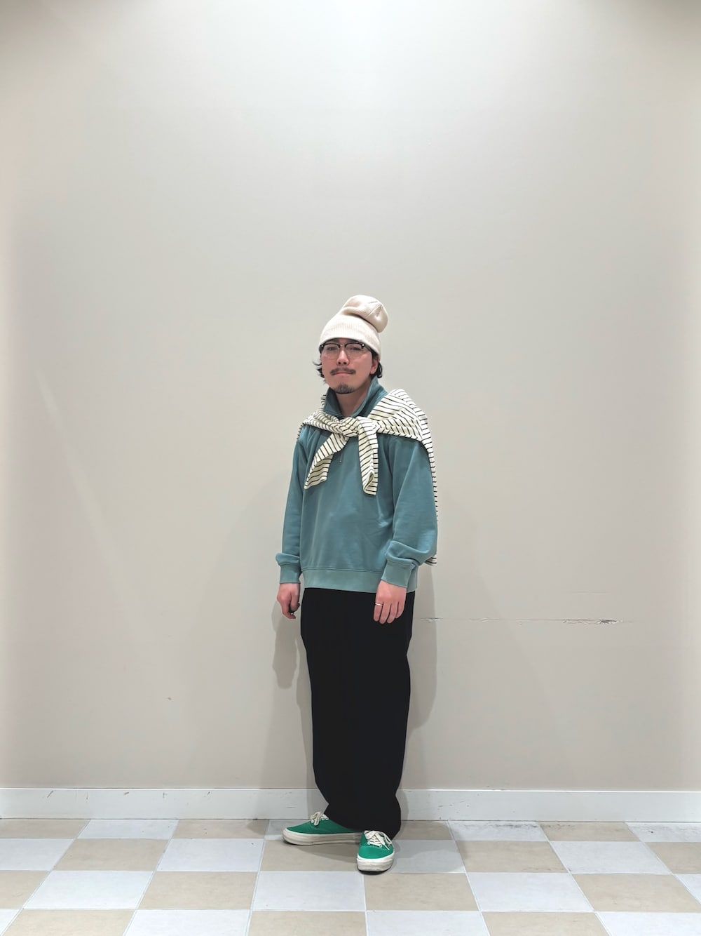 グリーン系のスウェット、ホワイト系のTシャツ/カットソー、ブラック系のメガネを着用したメンズの春コーディネートの1枚目の写真