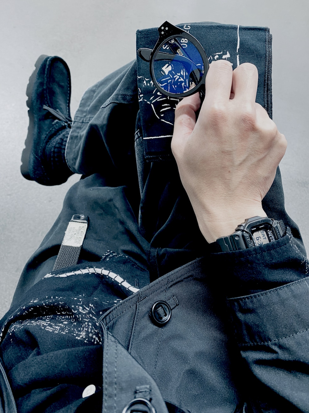 ブラック系のシャツ/ブラウス、ブラック系のその他アウター、ブラック系のパンツを着用したメンズの春コーディネートの1枚目の写真