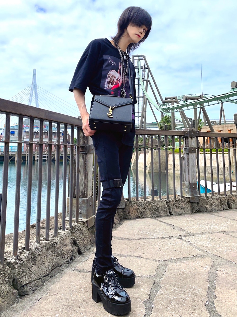 ブラック系のTシャツ/カットソー、ブラック系のショルダーバッグ、ブラック系のデニムパンツを着用したメンズの夏コーディネートの1枚目の写真