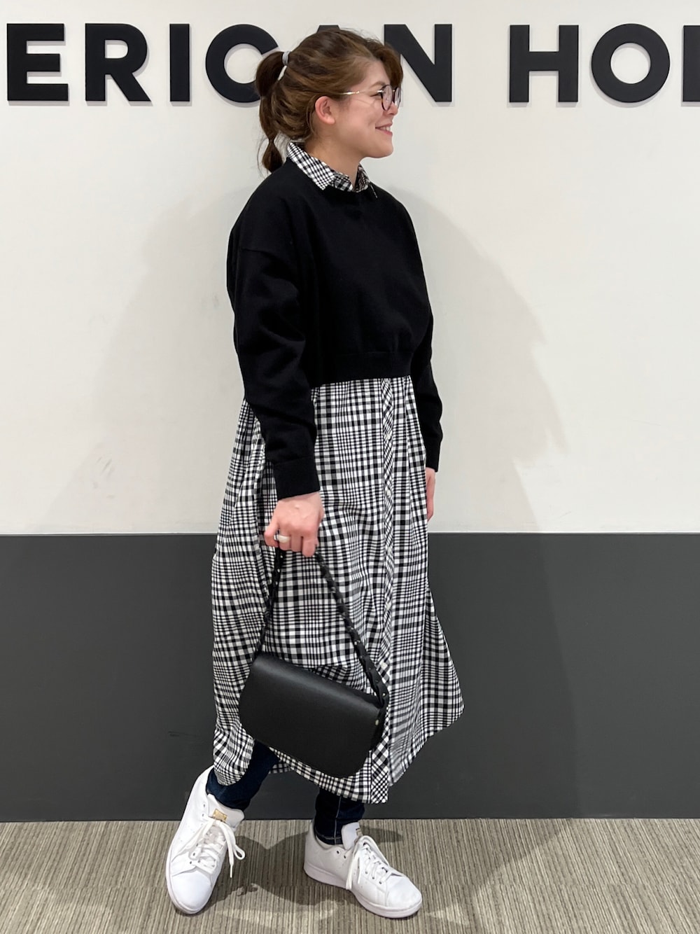 ホワイト系のスニーカー、その他のシャツワンピース、ブラック系のTシャツ/カットソーを着用したレディースの冬コーディネートの1枚目の写真