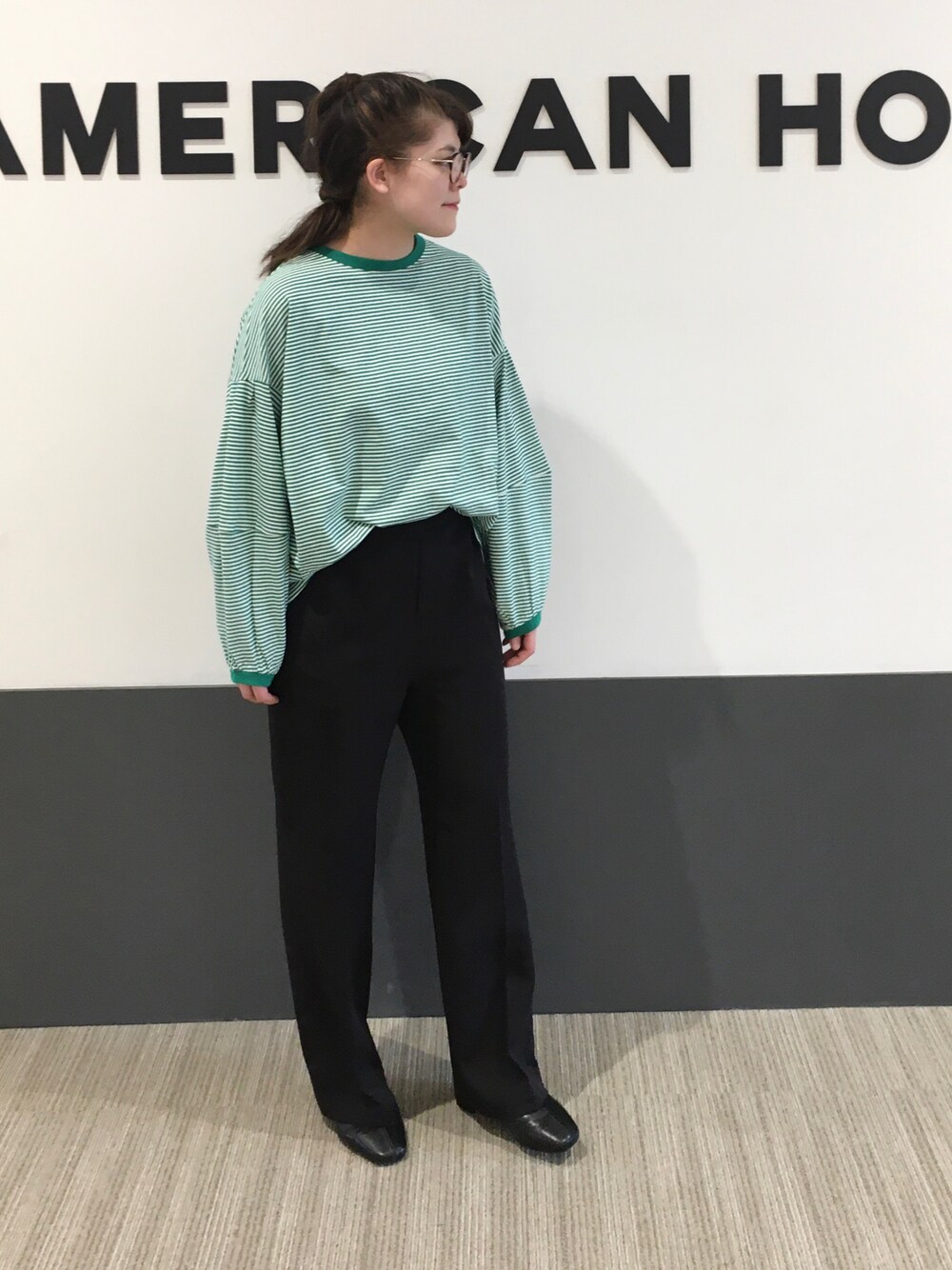 ブラック系のその他パンツ、グリーン系のTシャツ/カットソー、ブラウン系のメガネを着用したレディースの冬コーディネートの1枚目の写真
