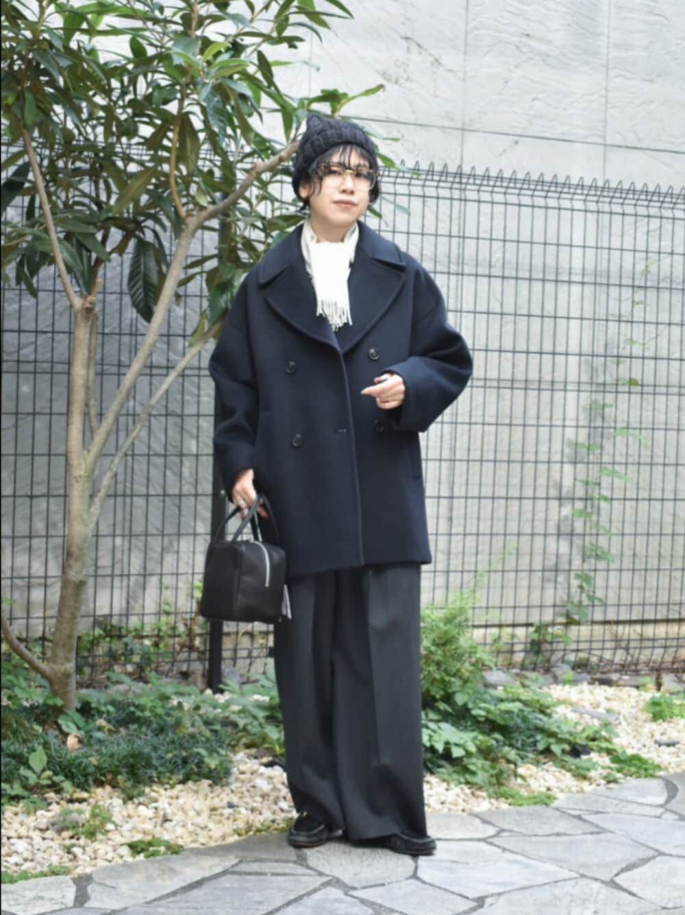 グレー系のその他パンツ、グレー系のその他パンツ、グレー系のTシャツ/カットソーを着用したレディースの秋コーディネートの1枚目の写真