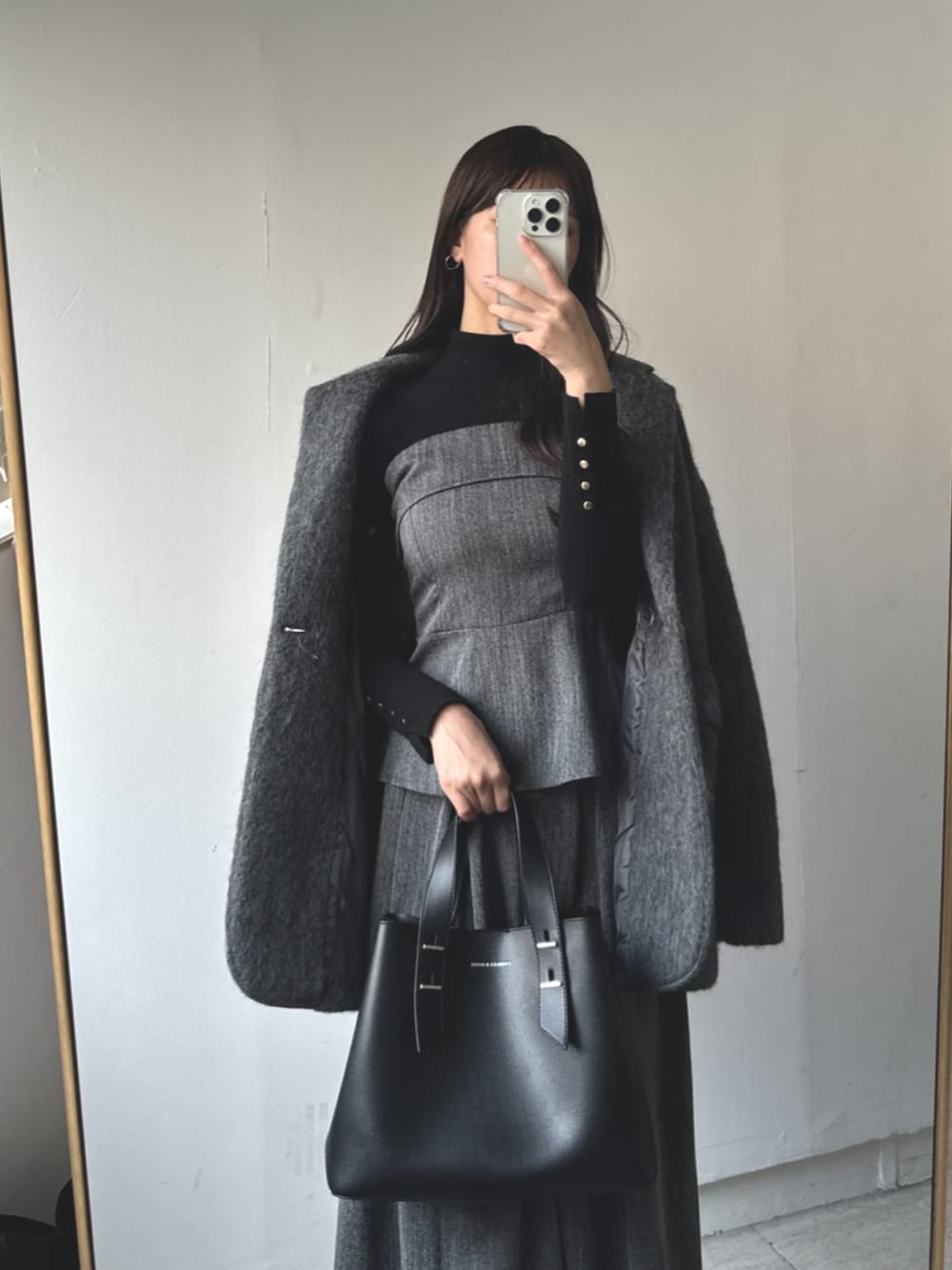 karenさんの「ダブルハンドル スローチーバッグ（CHARLES & KEITH）」を使ったコーディネートの1枚目の写真