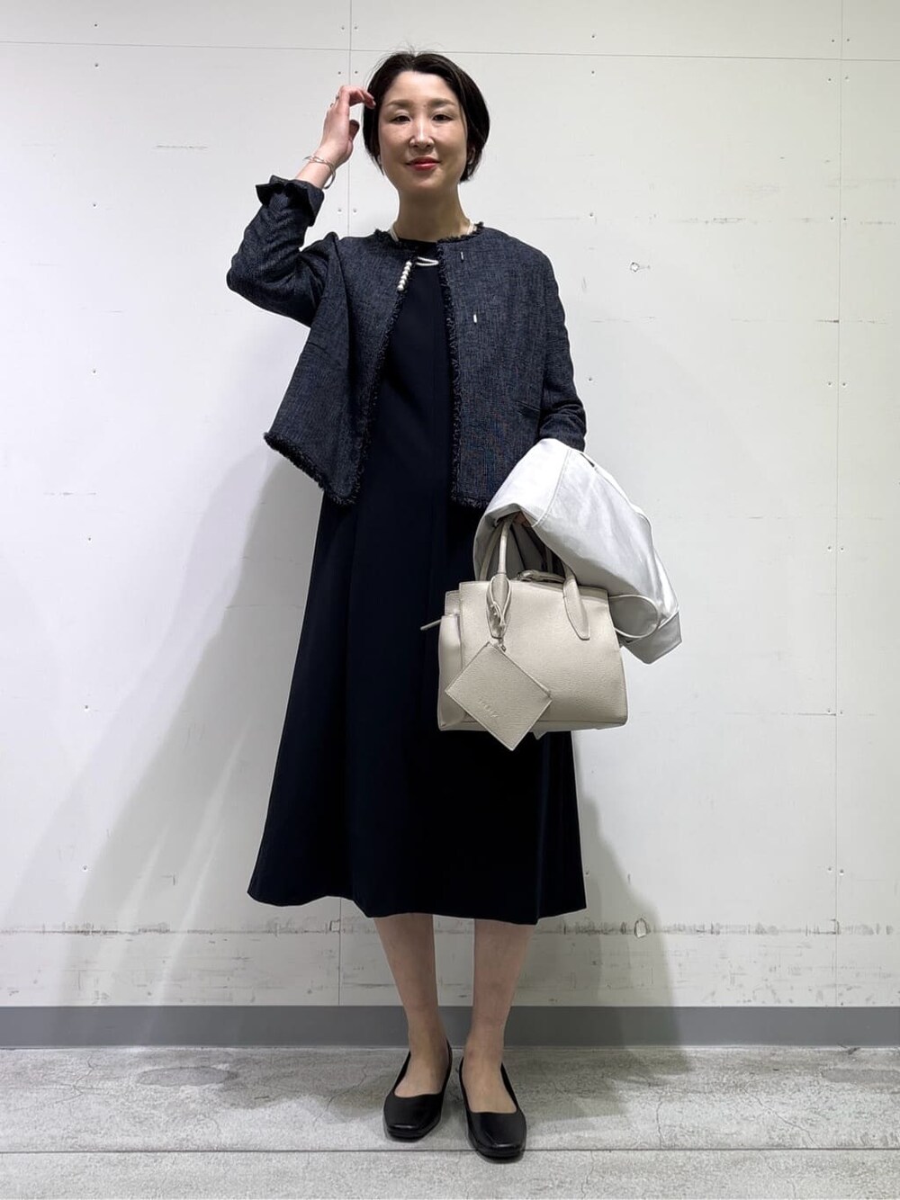 ブルー系のその他パンツ、レッド系のノーカラージャケット、ブルー系のワンピースを着用したレディースの春コーディネートの1枚目の写真