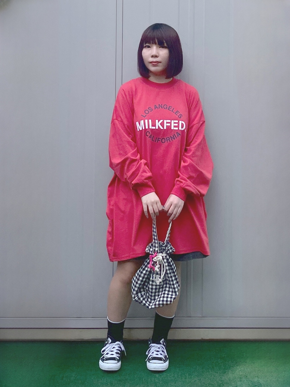 MOMOさんの「CIRCLE LOGO SUPER BIG L/S TOP（MILKFED.）」を使ったコーディネートの1枚目の写真