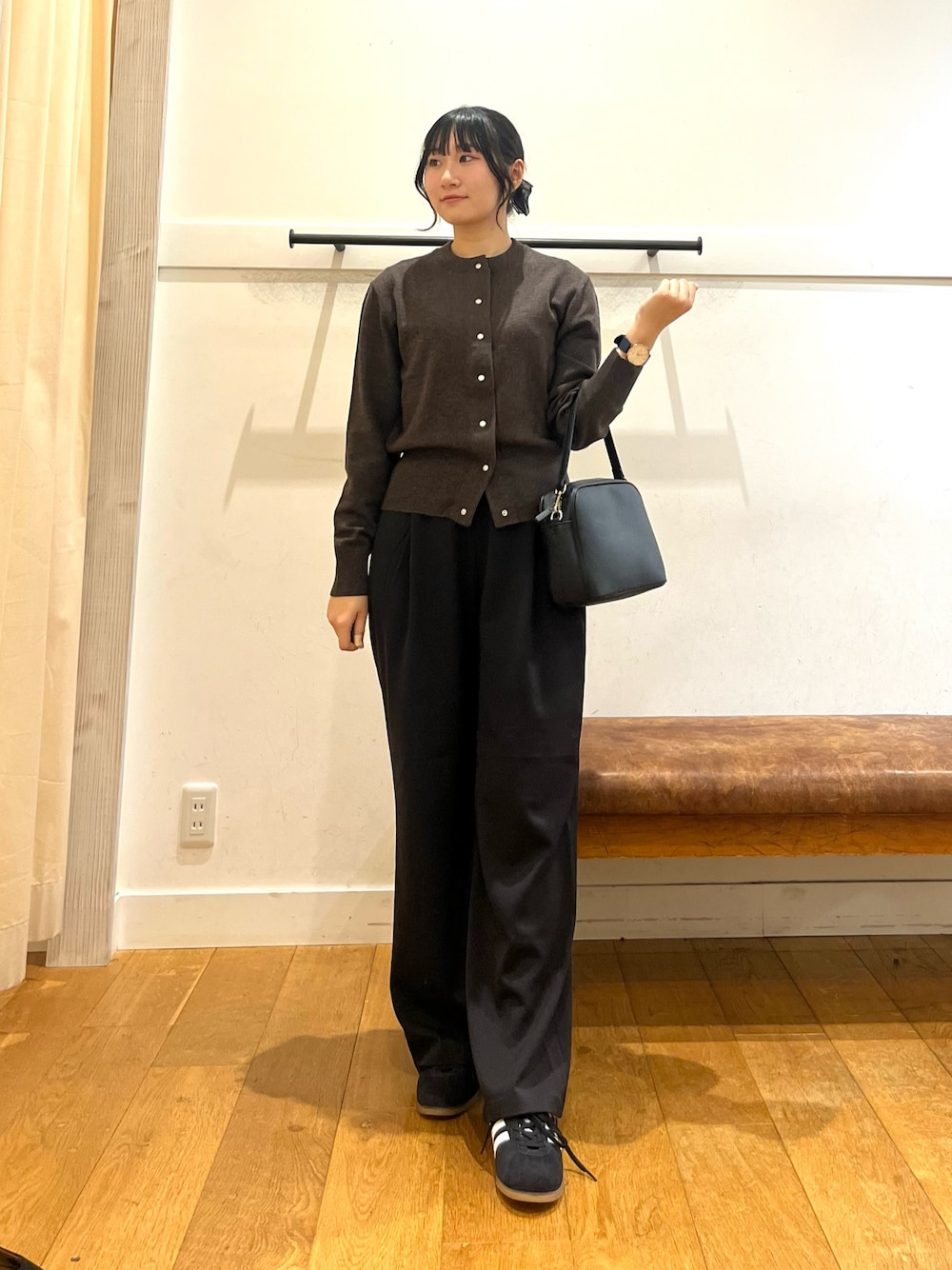 ブラック系のその他パンツ、ブラウン系のカーディガン/ボレロ、ブラック系のショルダーバッグを着用したレディースの秋コーディネートの1枚目の写真