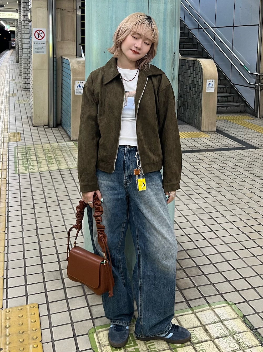 mi-koさんの「WIDE LOOSE VINTAGE DENIM / ヴィンテージワイドルーズデニム（FEKETE）」を使ったコーディネートの1枚目の写真