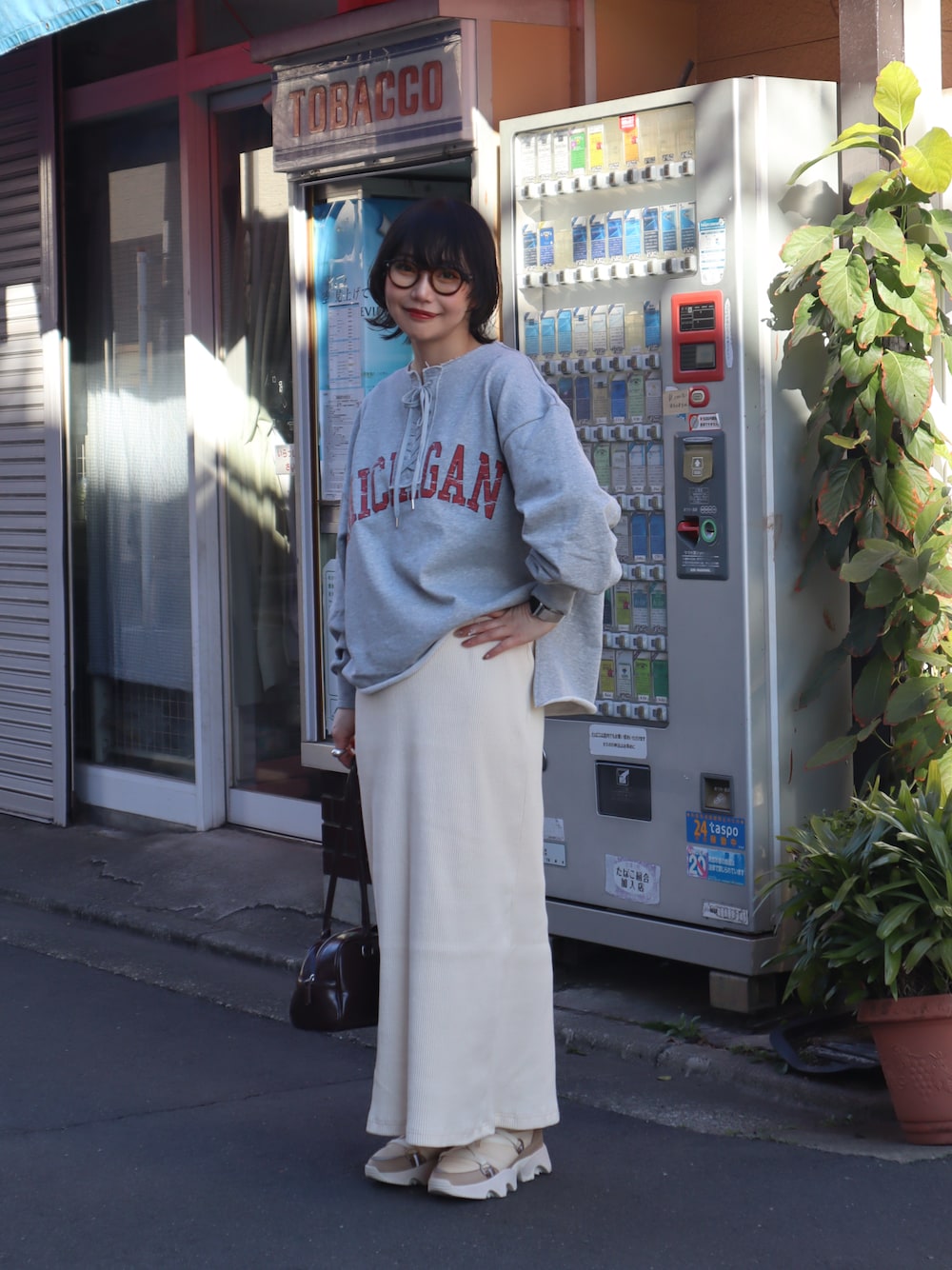 オクユウカさんの「レースアップロゴスウェット（KBF）」を使ったコーディネートの1枚目の写真