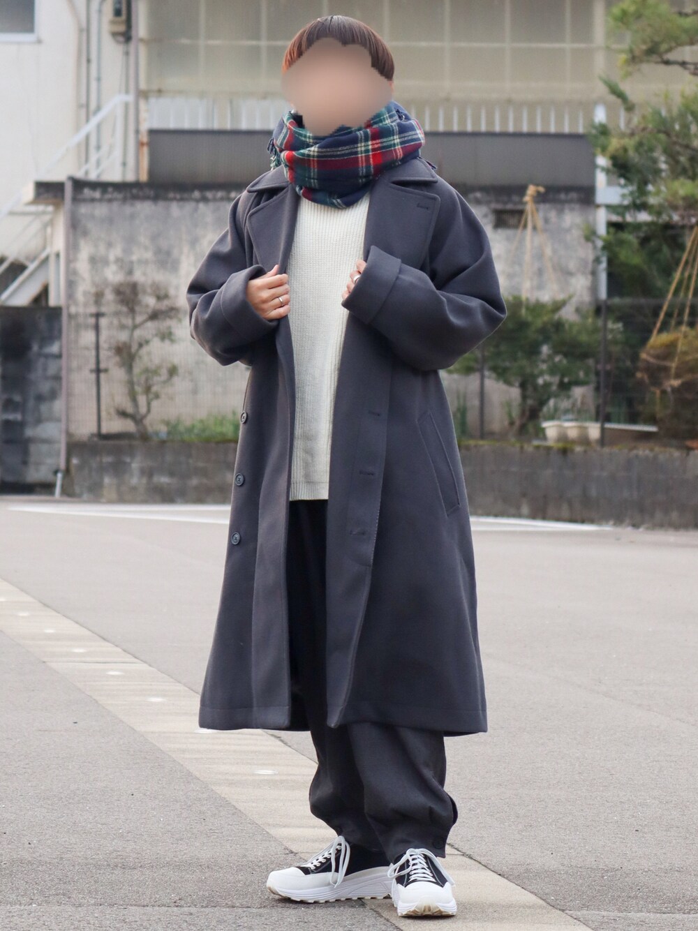 グレー系のチェスターコート、その他のその他パンツ、ブラック系のスニーカーを着用したメンズの冬コーディネートの1枚目の写真