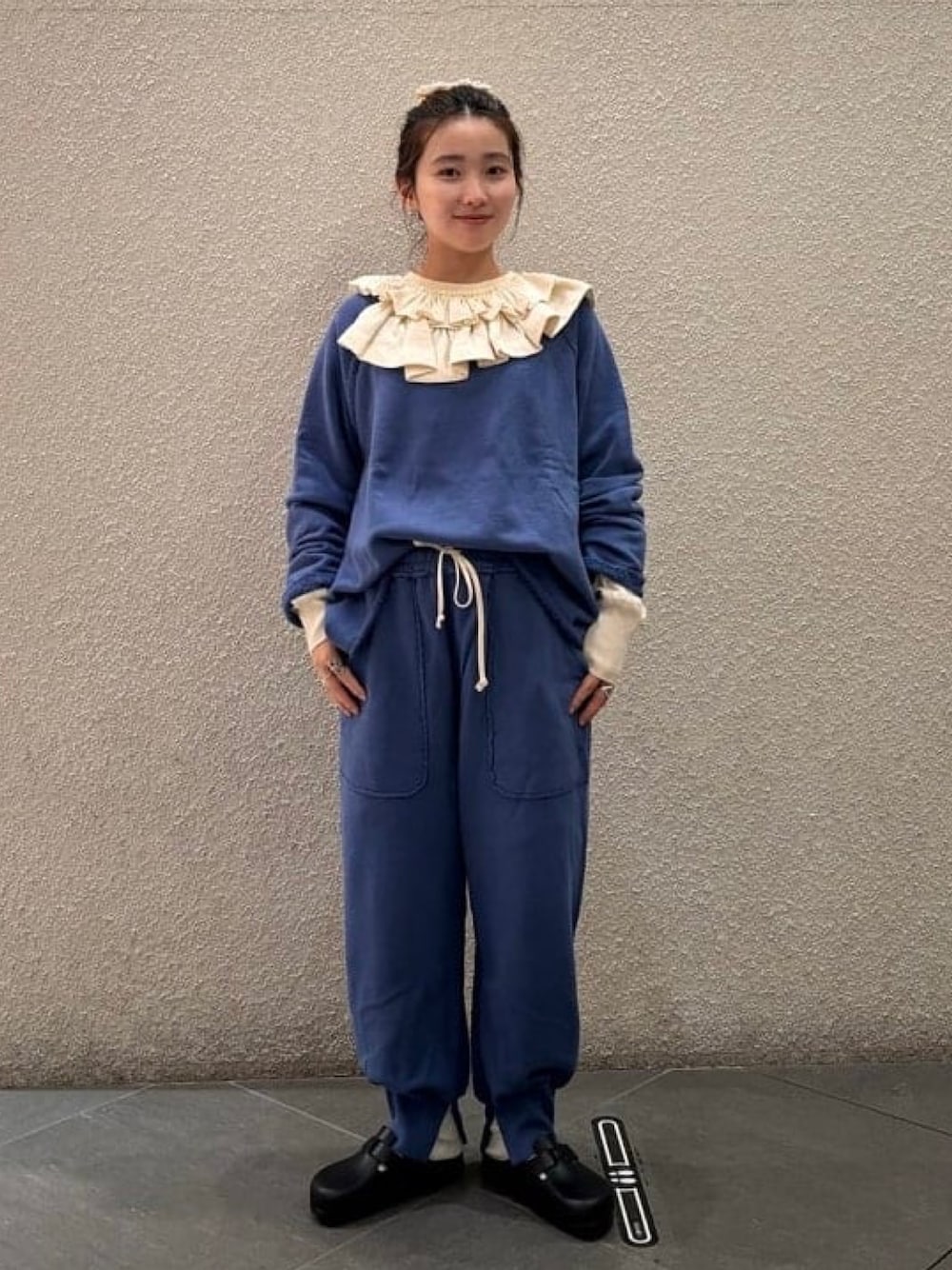 ホワイト系のTシャツ/カットソー、ブルー系のスウェット、ブルー系のスウェットパンツを着用したレディースの夏コーディネートの1枚目の写真