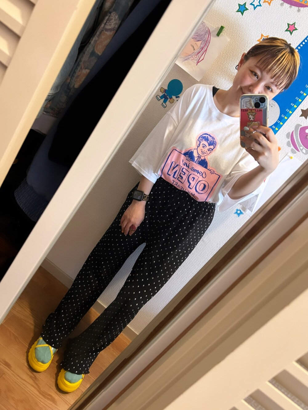 ホワイト系のTシャツ/カットソー、ブラック系のその他パンツ、イエロー系のサンダルを着用したレディースの夏コーディネートの1枚目の写真