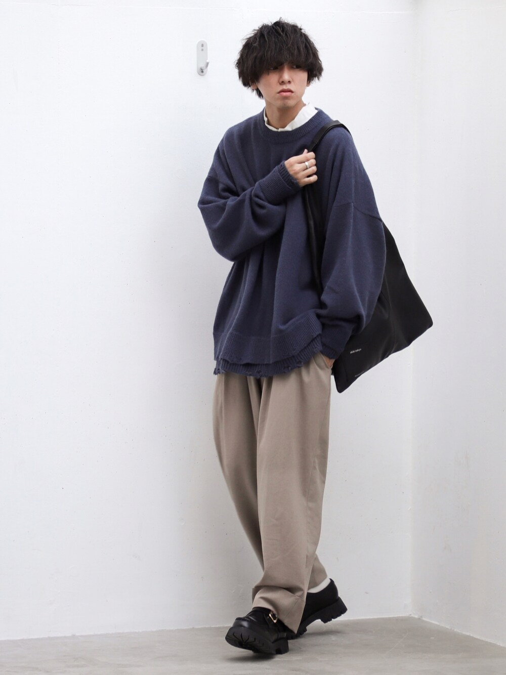 にっしーさんの「OVERSIZED LAYERED DAMEGE KNIT / オーバーサイズレイヤードダメージニット（shiki tokyo）」を使ったコーディネートの1枚目の写真