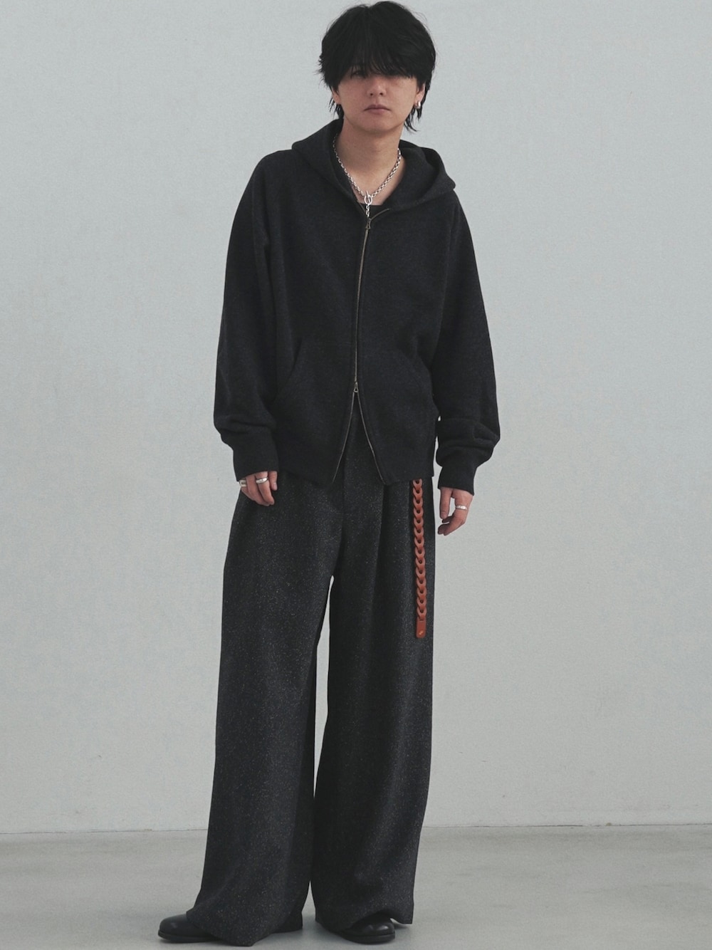 げんじさんの「WOOL CASHMERE ZIP HOODIE（LIDNM）」を使ったコーディネートの1枚目の写真