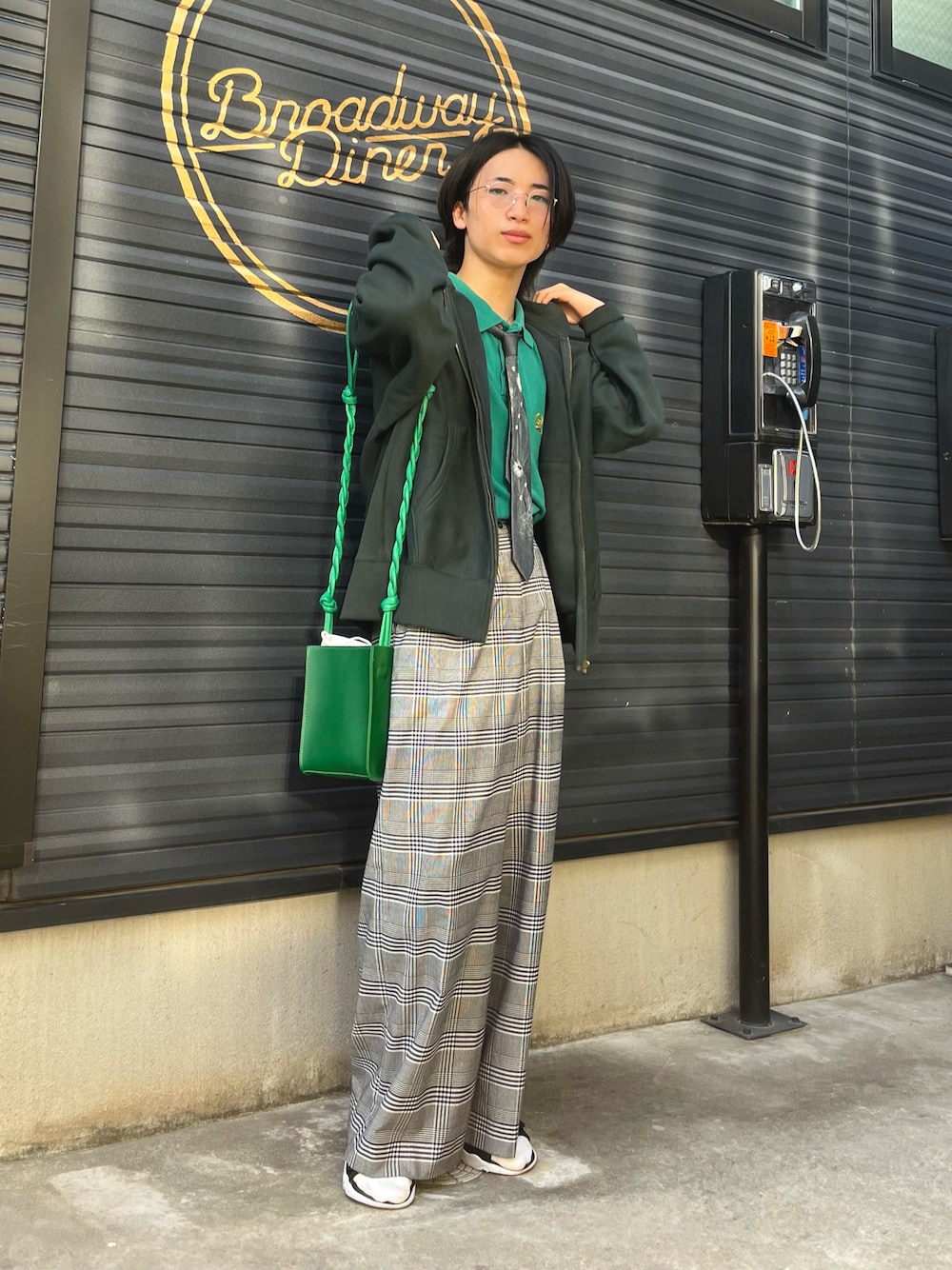グリーン系のパーカー、その他のその他パンツ、ブラック系のサンダルを着用したメンズの秋コーディネートの1枚目の写真