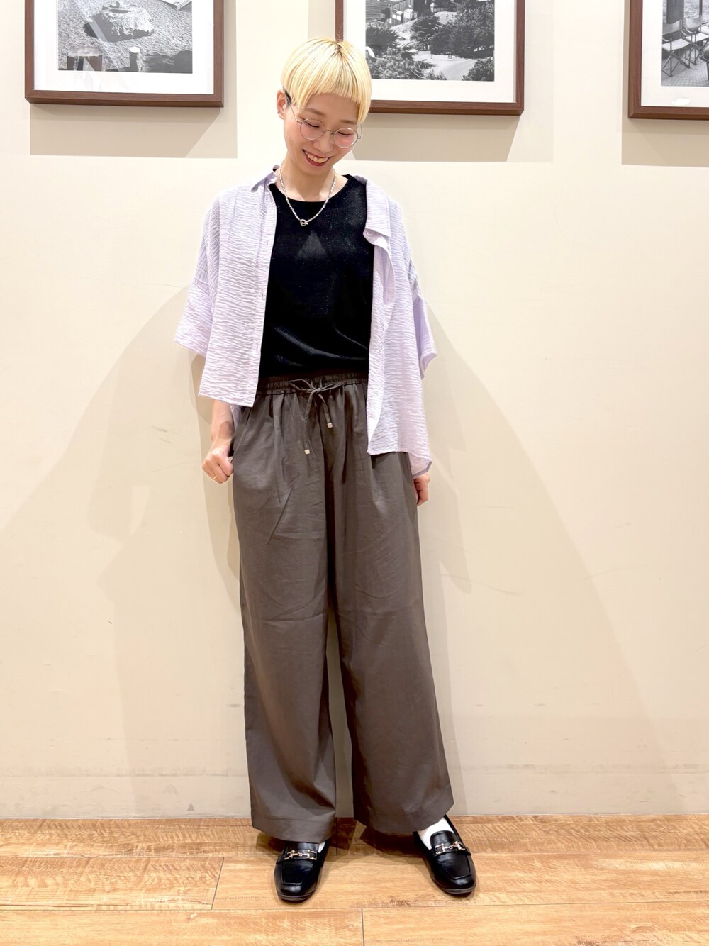 パープル系のシャツ/ブラウス、ブラック系のTシャツ/カットソー、ブラウン系のその他パンツを着用したレディースの夏コーディネートの1枚目の写真