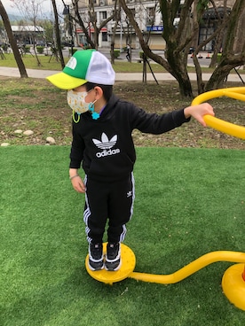 「adidas(アディダス)のアイテム(セットアップ)」を使った、⭐️Mimi&TiTi⭐️蜜踢姐弟⭐️さん(キッズ・110cm)の春コーディネート