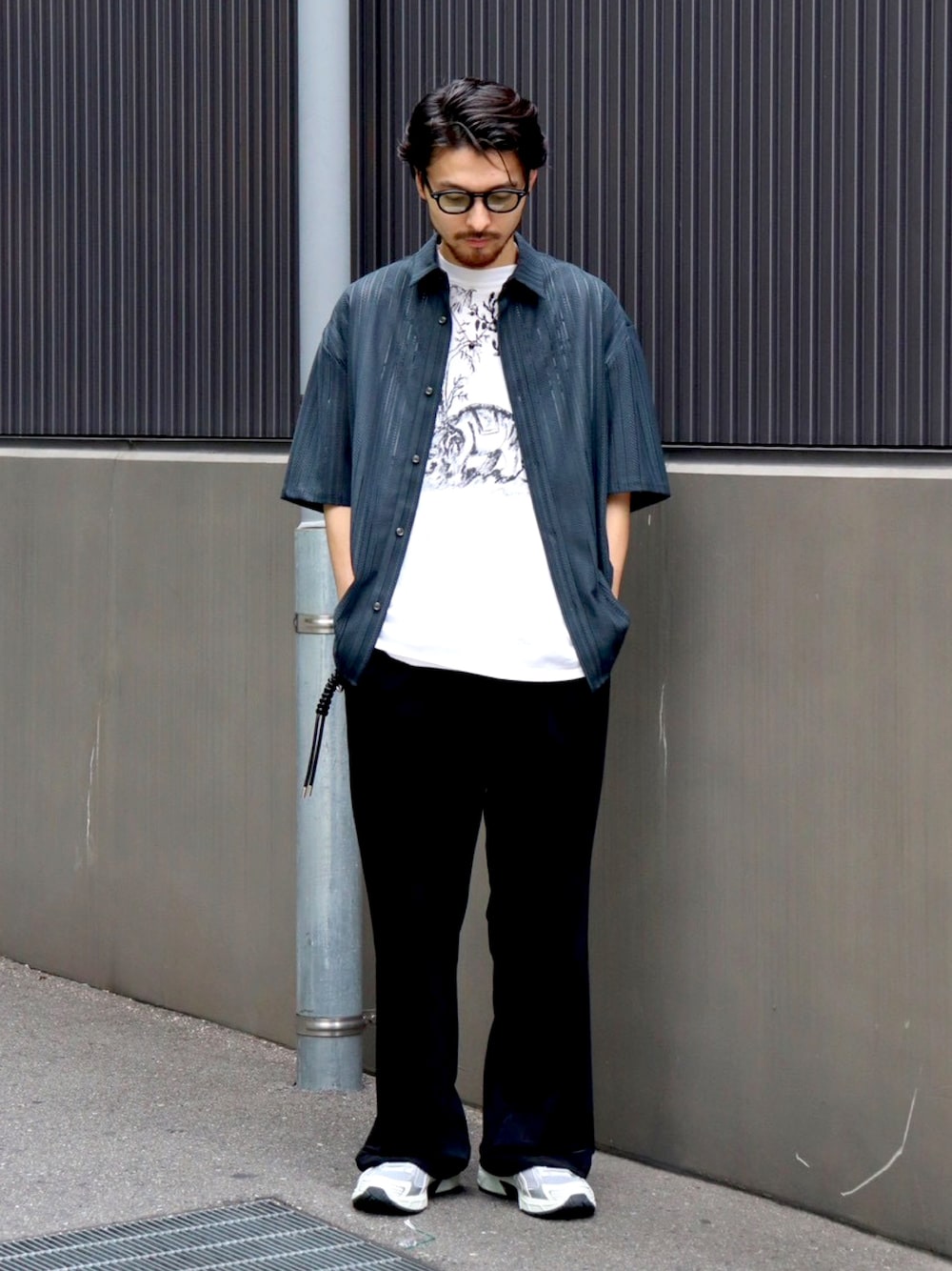 グレー系のスニーカー、ブラック系のその他パンツ、グレー系のシャツ/ブラウスを着用したメンズの夏コーディネートの1枚目の写真